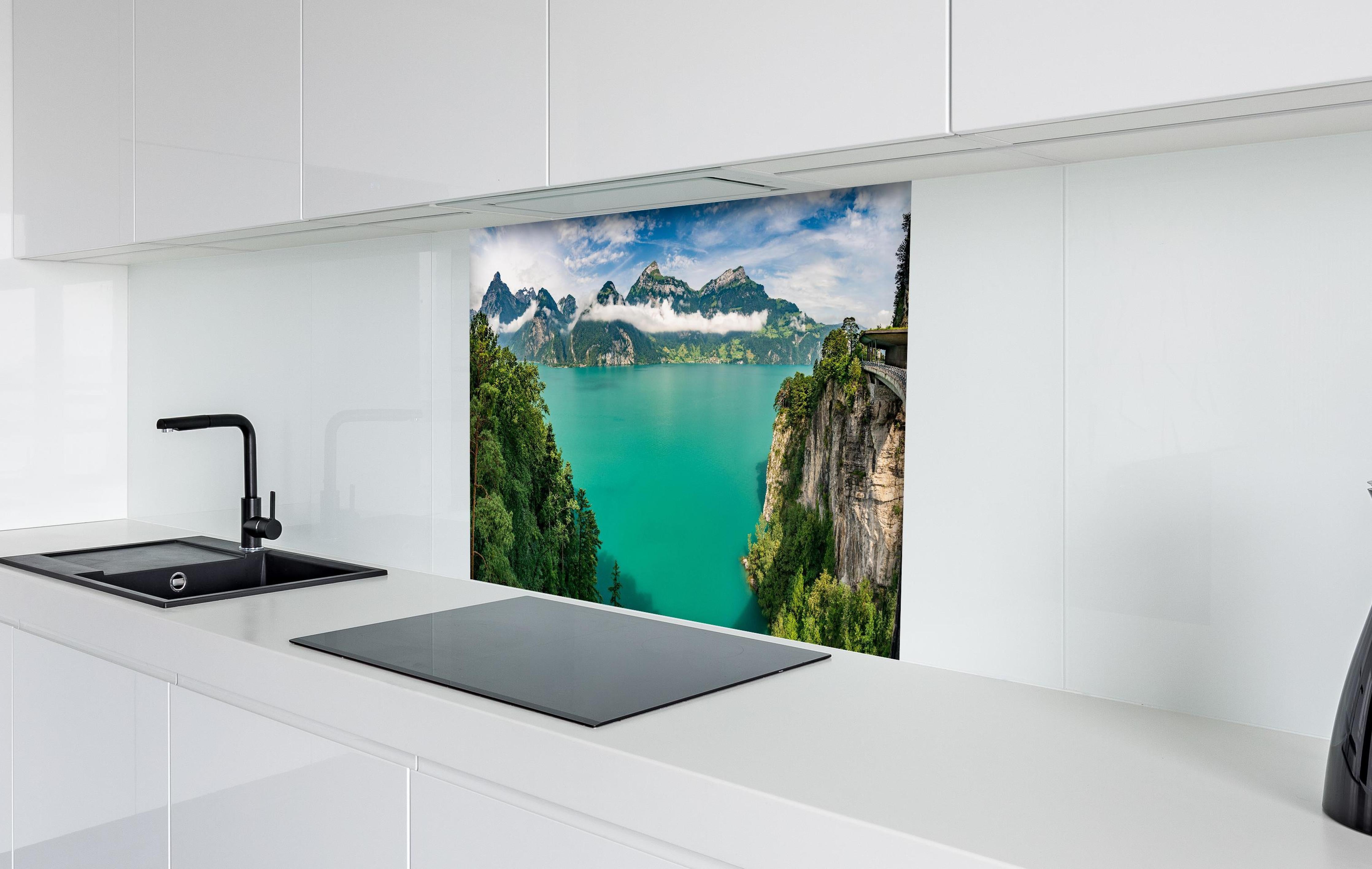 Spritzschutz - Sommeralpen im Blick- Schweiz hinter einem Cerankochfeld zwischen Holz-Kochutensilien