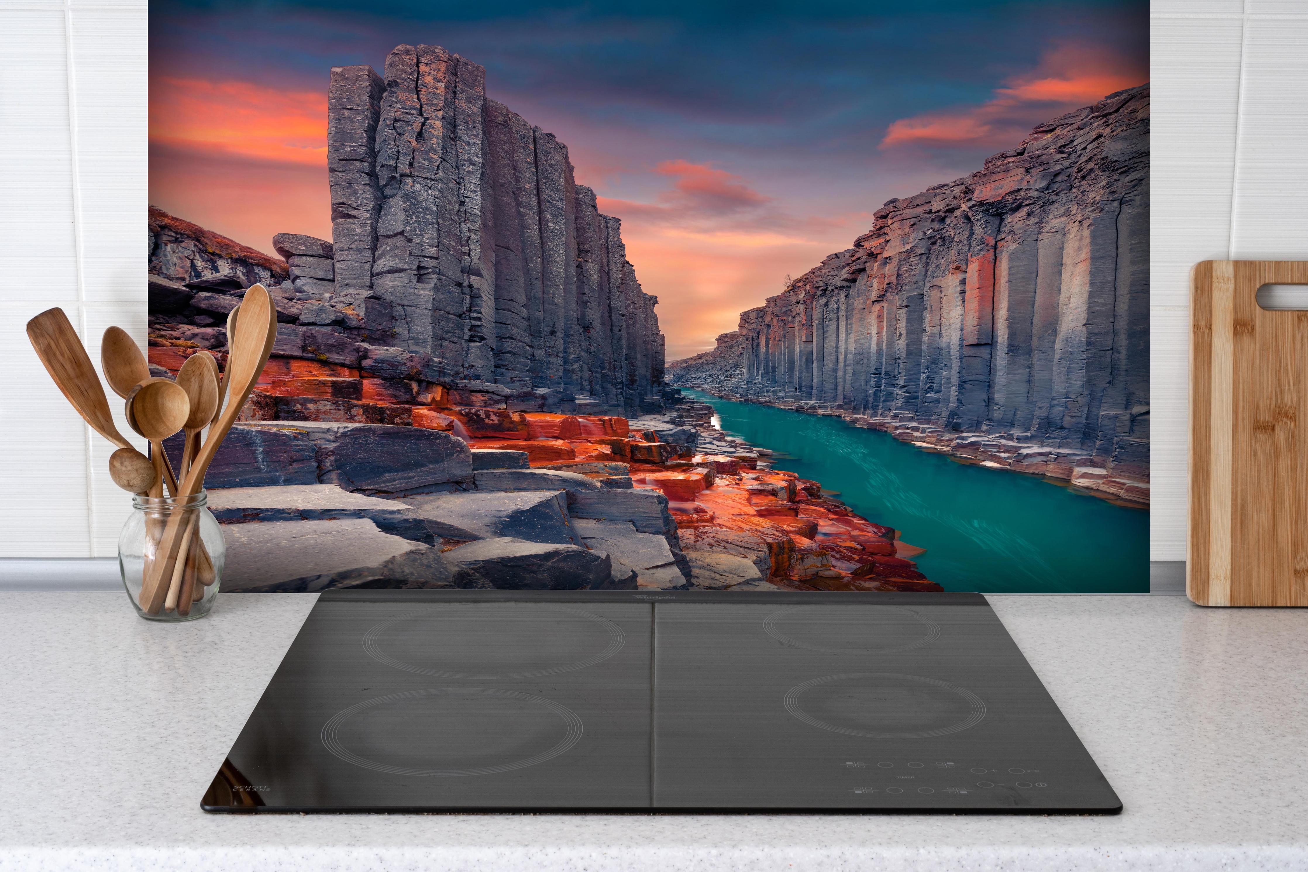 Spritzschutz - Sommerlicher Sonnenaufgang - Studlagil-Schlucht hinter einem Cerankochfeld zwischen Holz-Kochutensilien