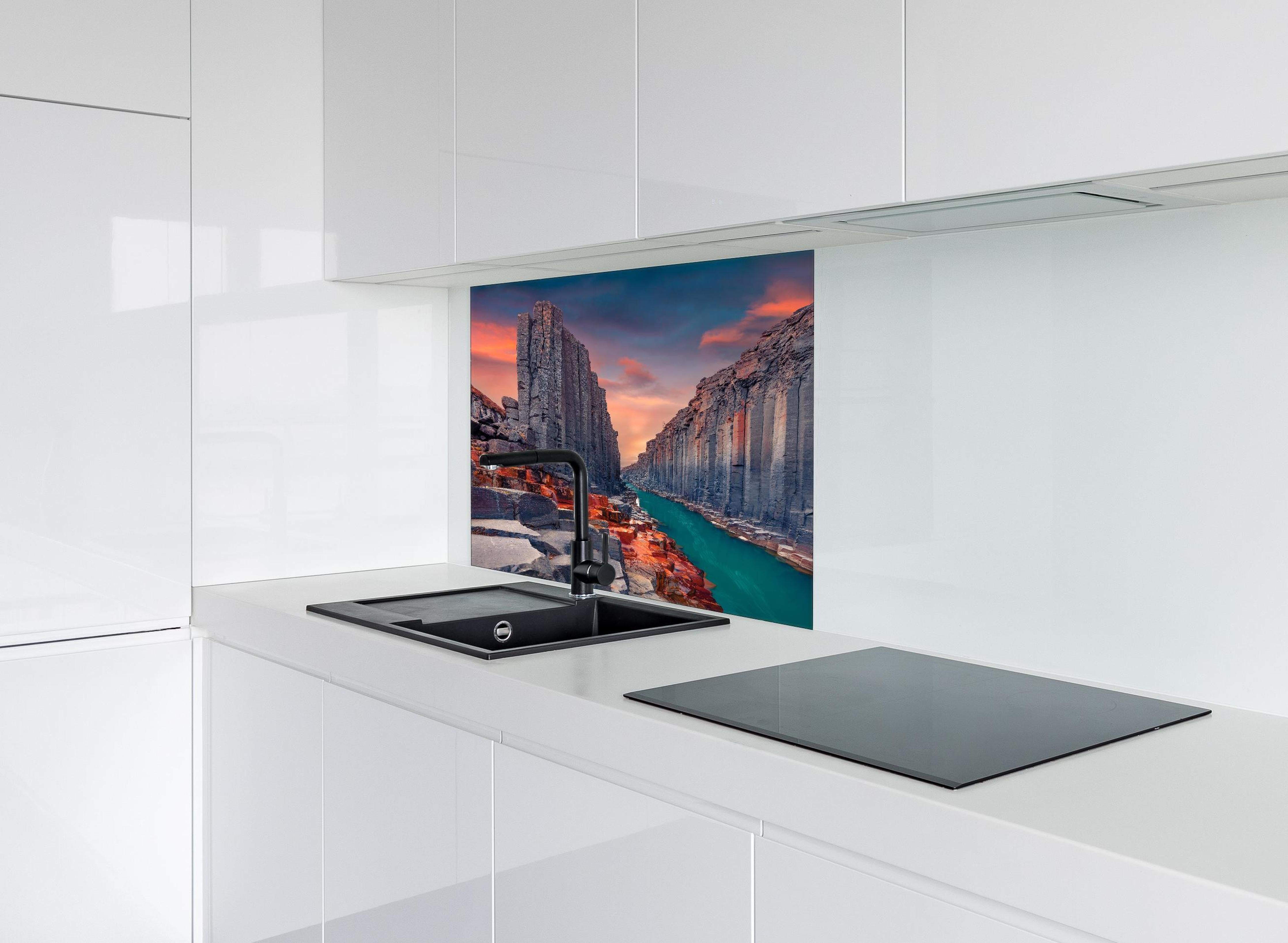 Spritzschutz - Sommerlicher Sonnenaufgang - Studlagil-Schlucht hinter einem Cerankochfeld zwischen Holz-Kochutensilien