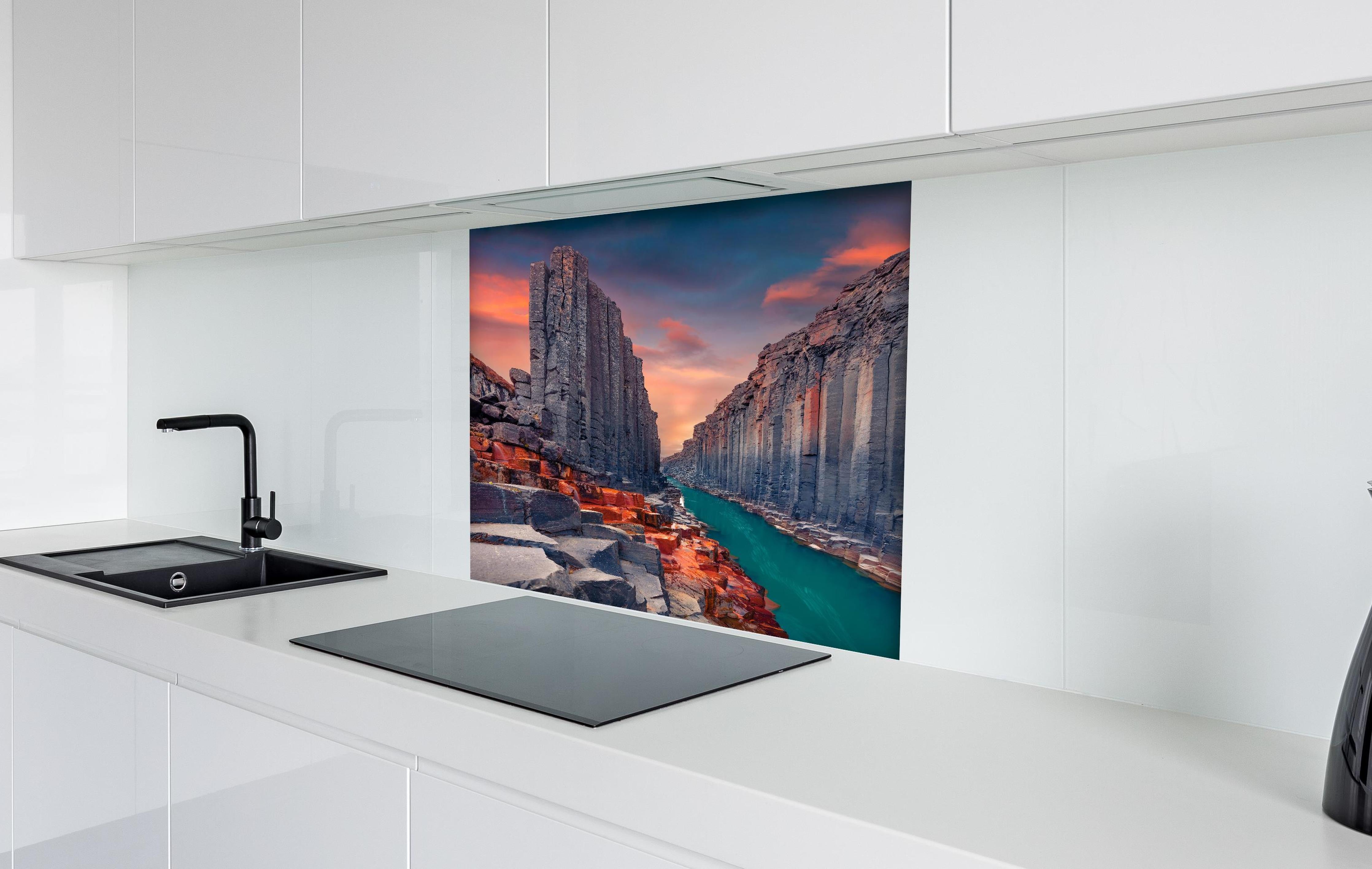 Spritzschutz - Sommerlicher Sonnenaufgang - Studlagil-Schlucht hinter einem Cerankochfeld zwischen Holz-Kochutensilien