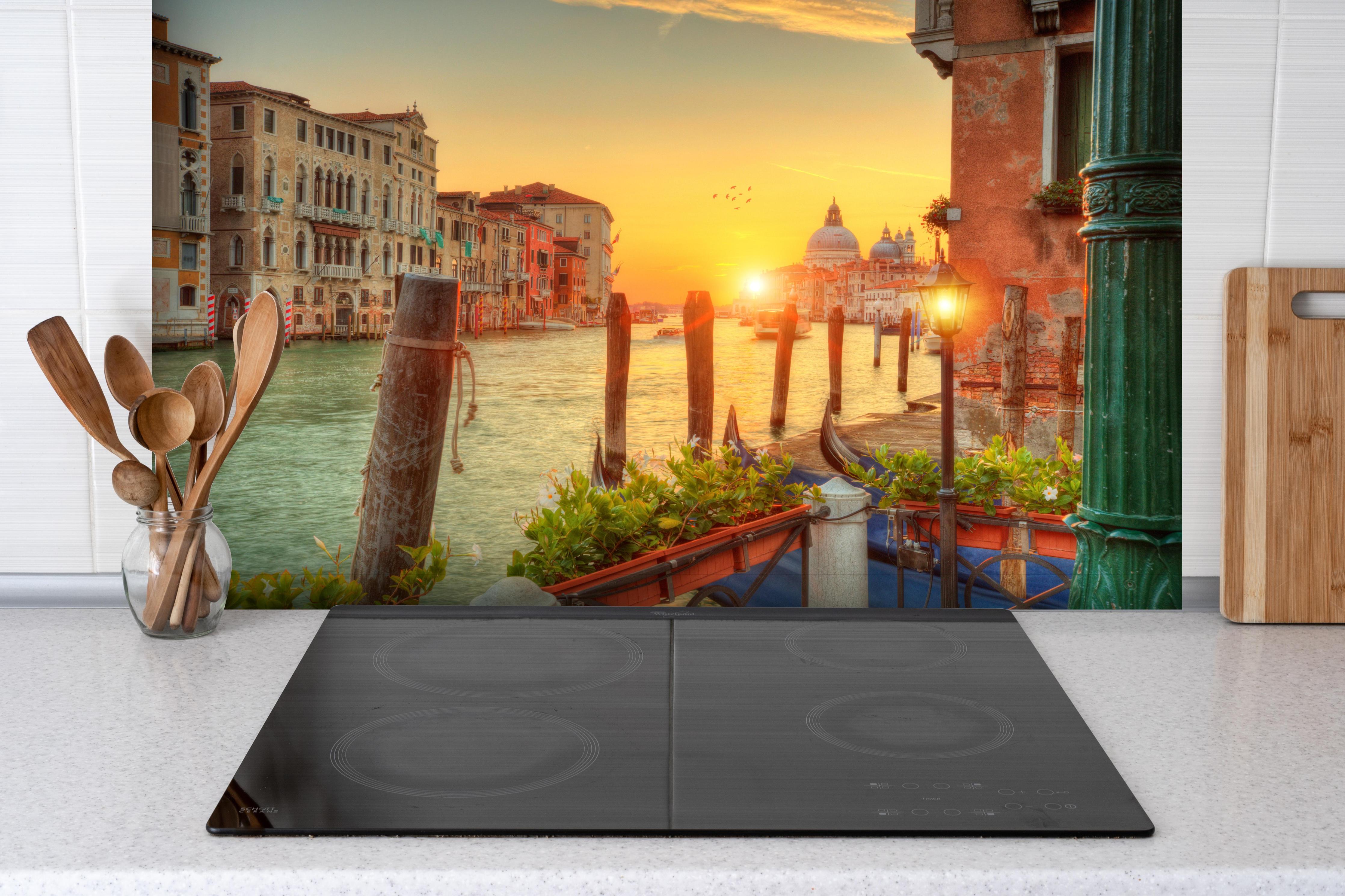 Spritzschutz - Sonnenaufgang im Grand Canal der Kirche Santa Maria hinter einem Cerankochfeld zwischen Holz-Kochutensilien