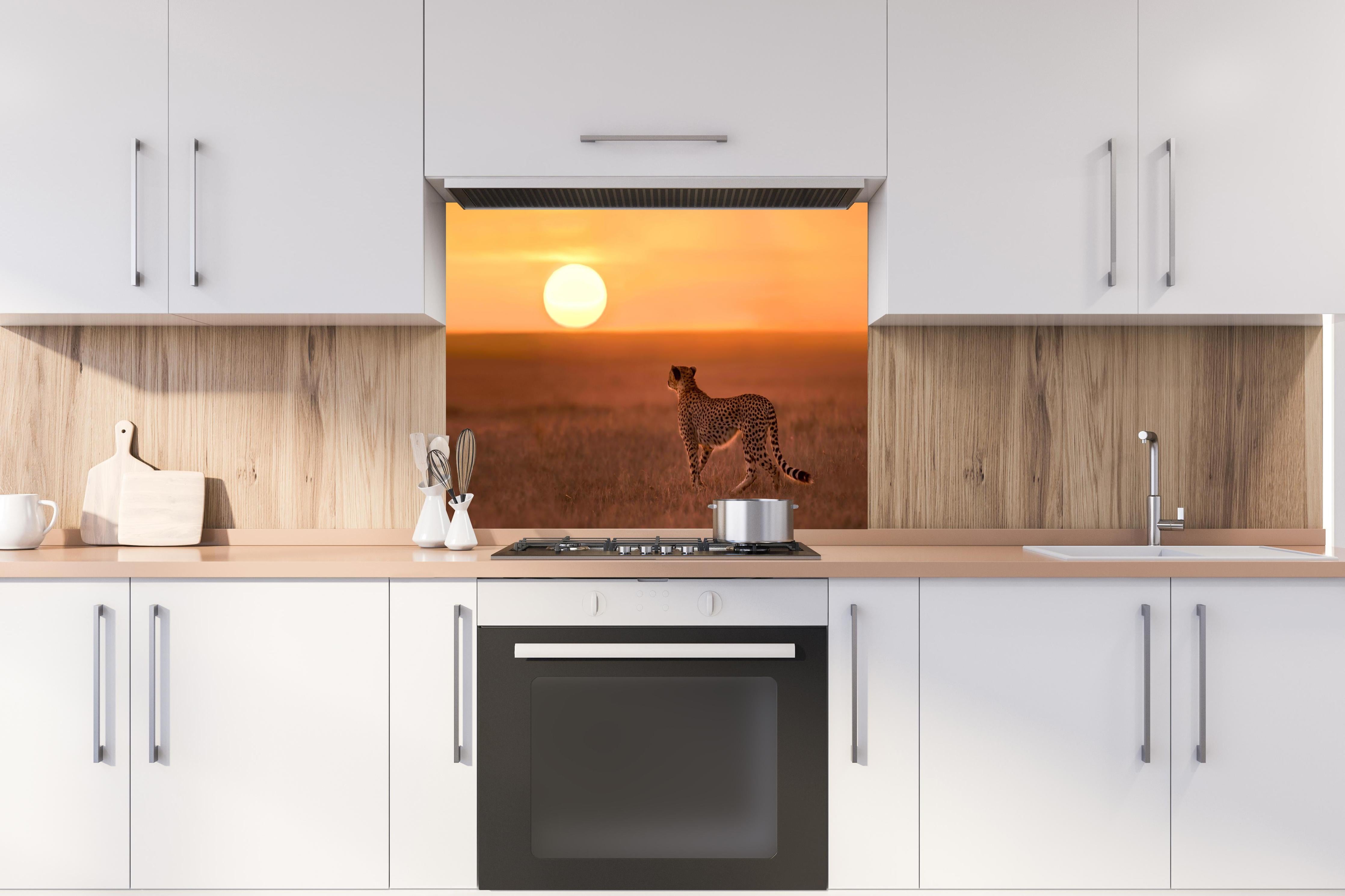 Spritzschutz - Sonnenaufgang in der Savanne - Afrika hinter einem Cerankochfeld zwischen Holz-Kochutensilien