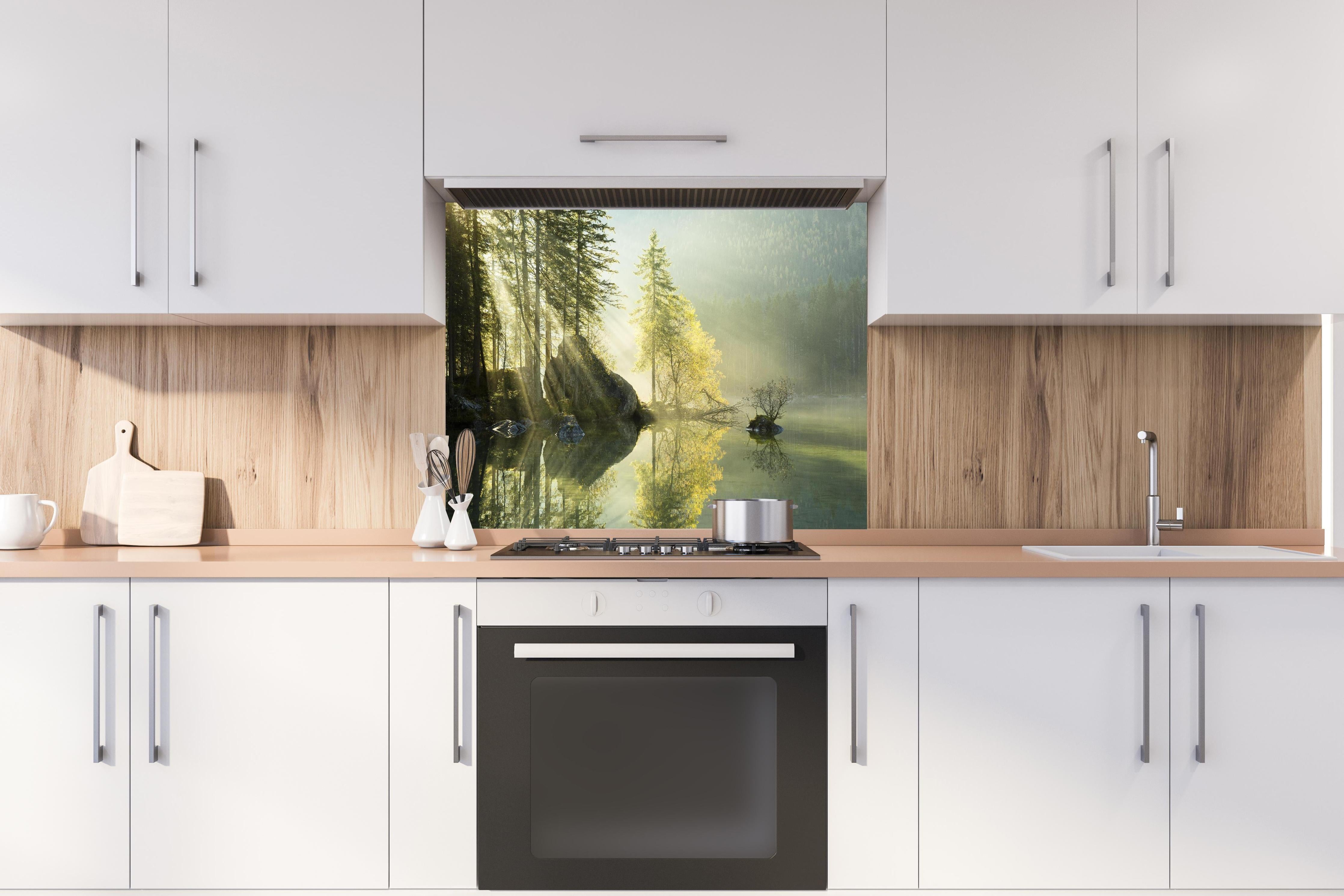 Spritzschutz - Sonnenstrahlen im See hinter einem Cerankochfeld zwischen Holz-Kochutensilien