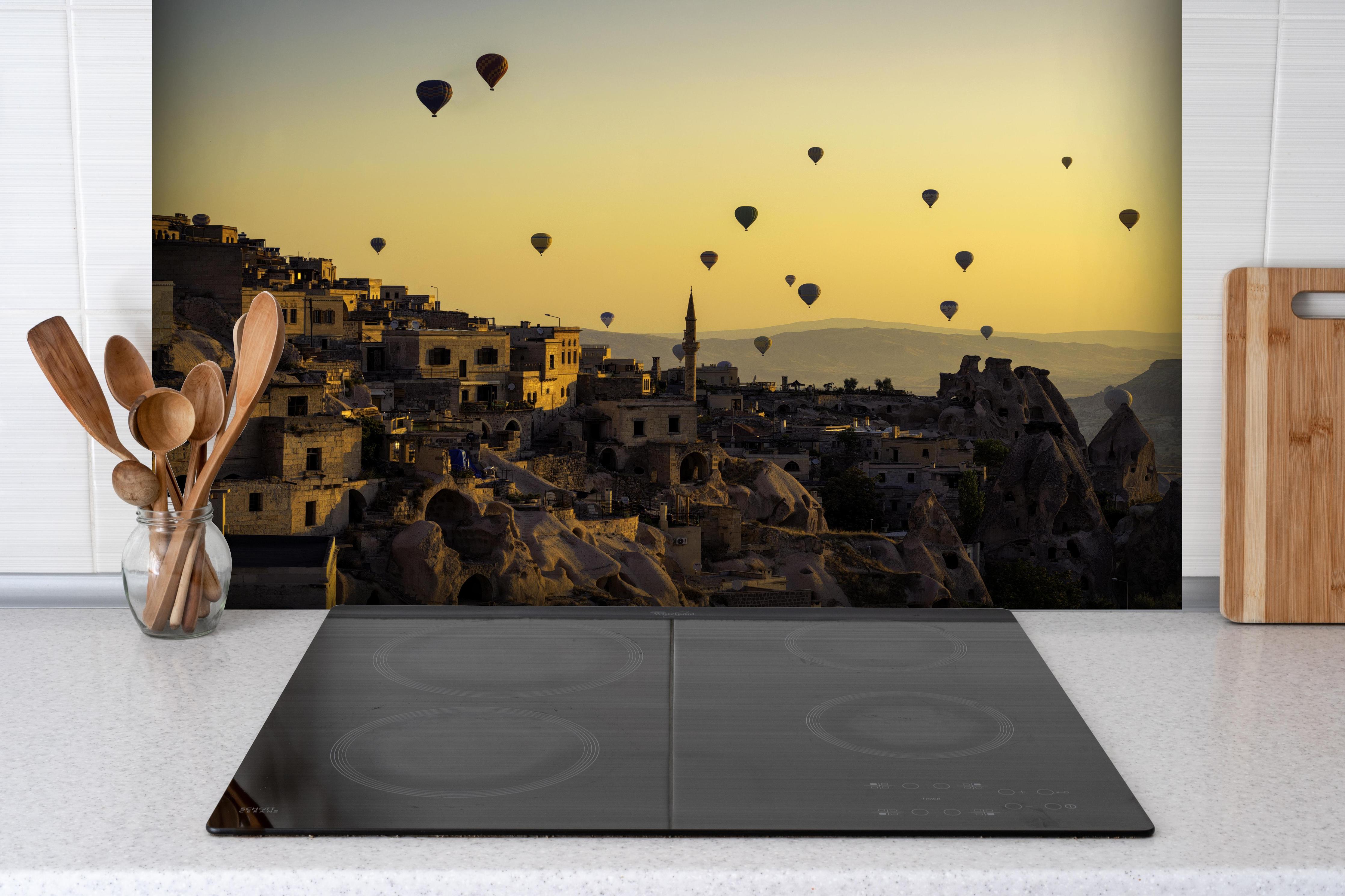 Spritzschutz - Sonnenuntergang - Kappadokien, Türkei hinter einem Cerankochfeld zwischen Holz-Kochutensilien