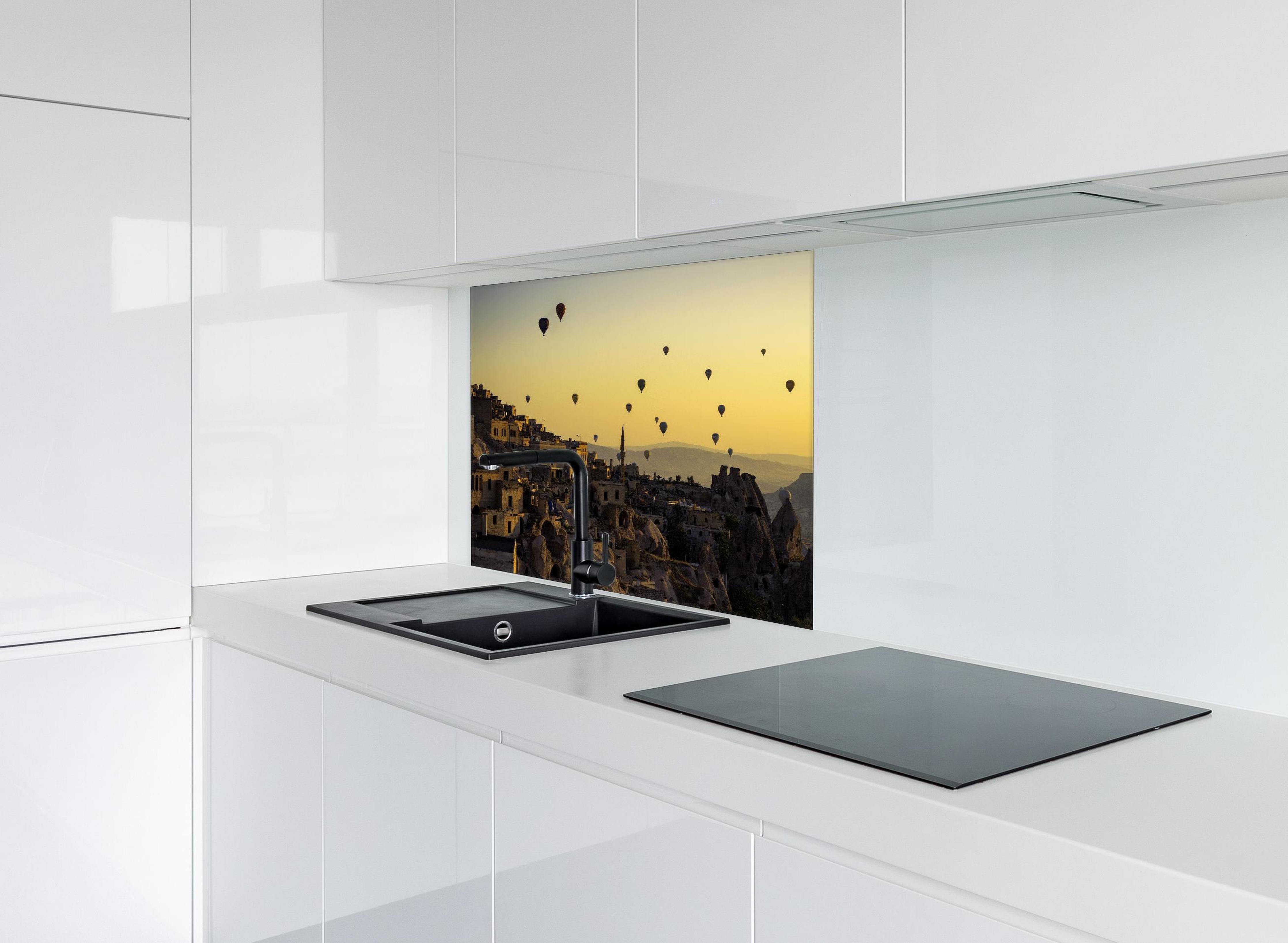 Spritzschutz - Sonnenuntergang - Kappadokien, Türkei hinter einem Cerankochfeld zwischen Holz-Kochutensilien