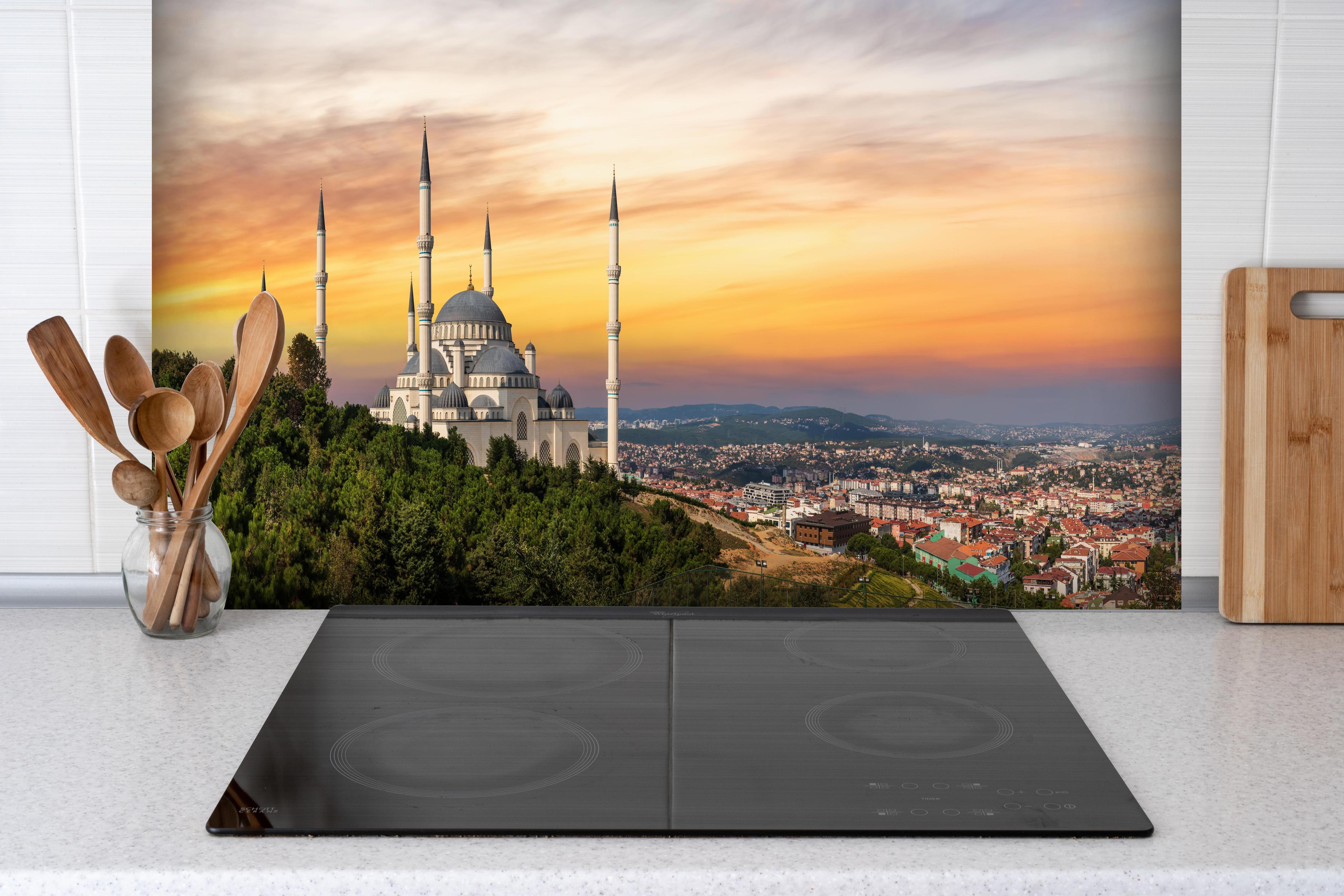 Spritzschutz - Sonnenuntergang Camlica-Moschee in Istanbul hinter einem Cerankochfeld zwischen Holz-Kochutensilien