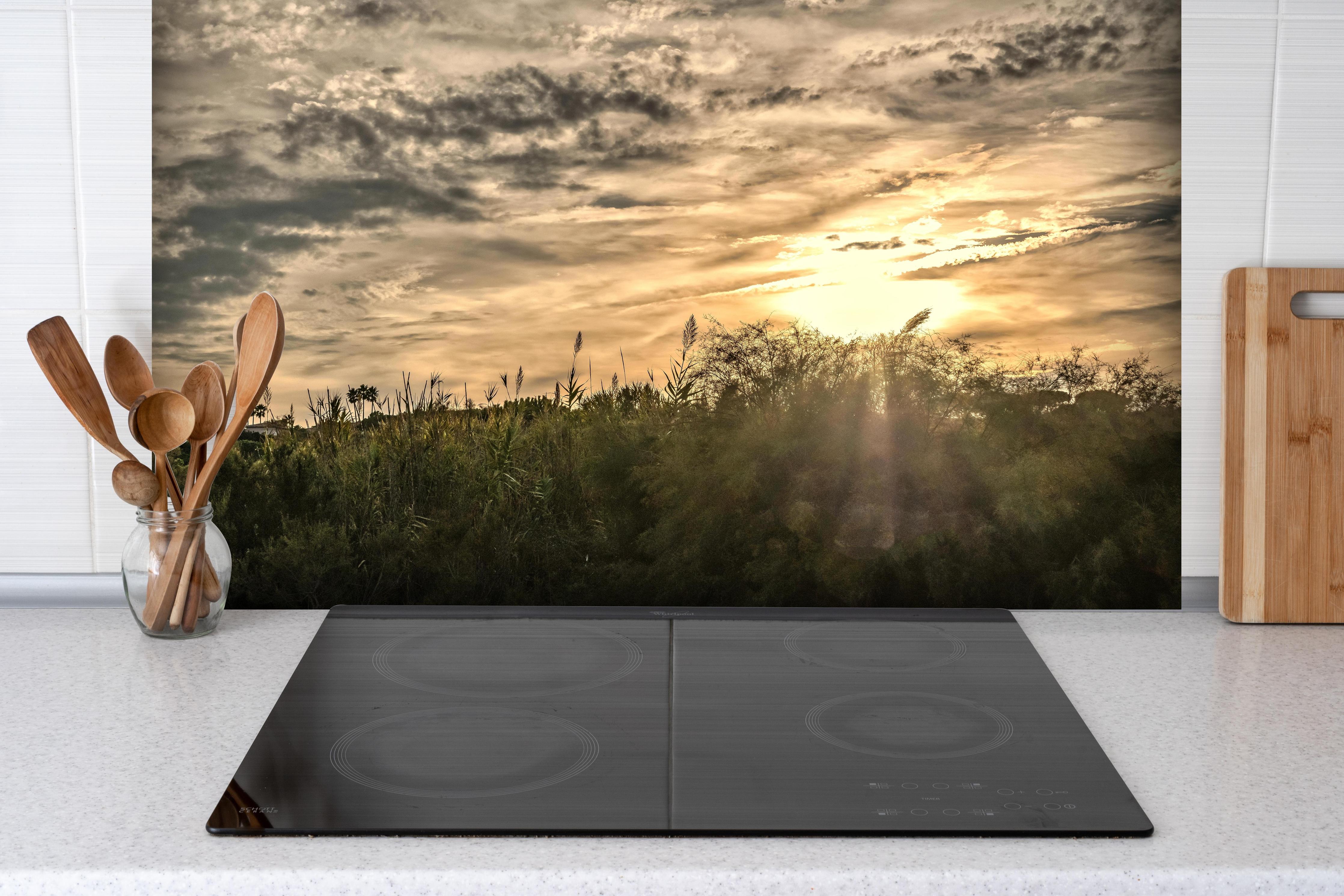 Spritzschutz - Sonnenuntergang am Pampelonne in Saint Tropez hinter einem Cerankochfeld zwischen Holz-Kochutensilien