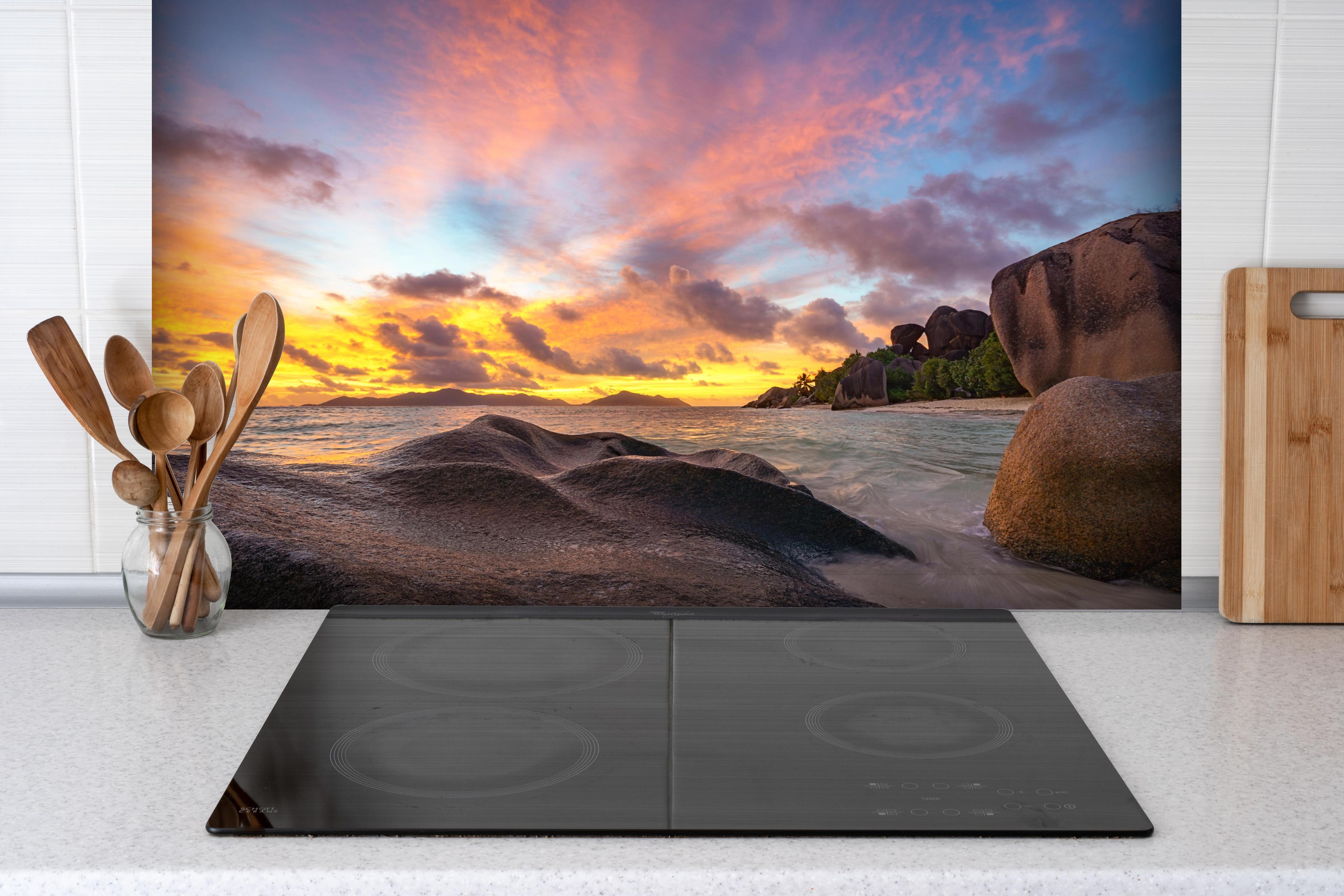 Spritzschutz - Sonnenuntergang am tropischen Strand hinter einem Cerankochfeld zwischen Holz-Kochutensilien