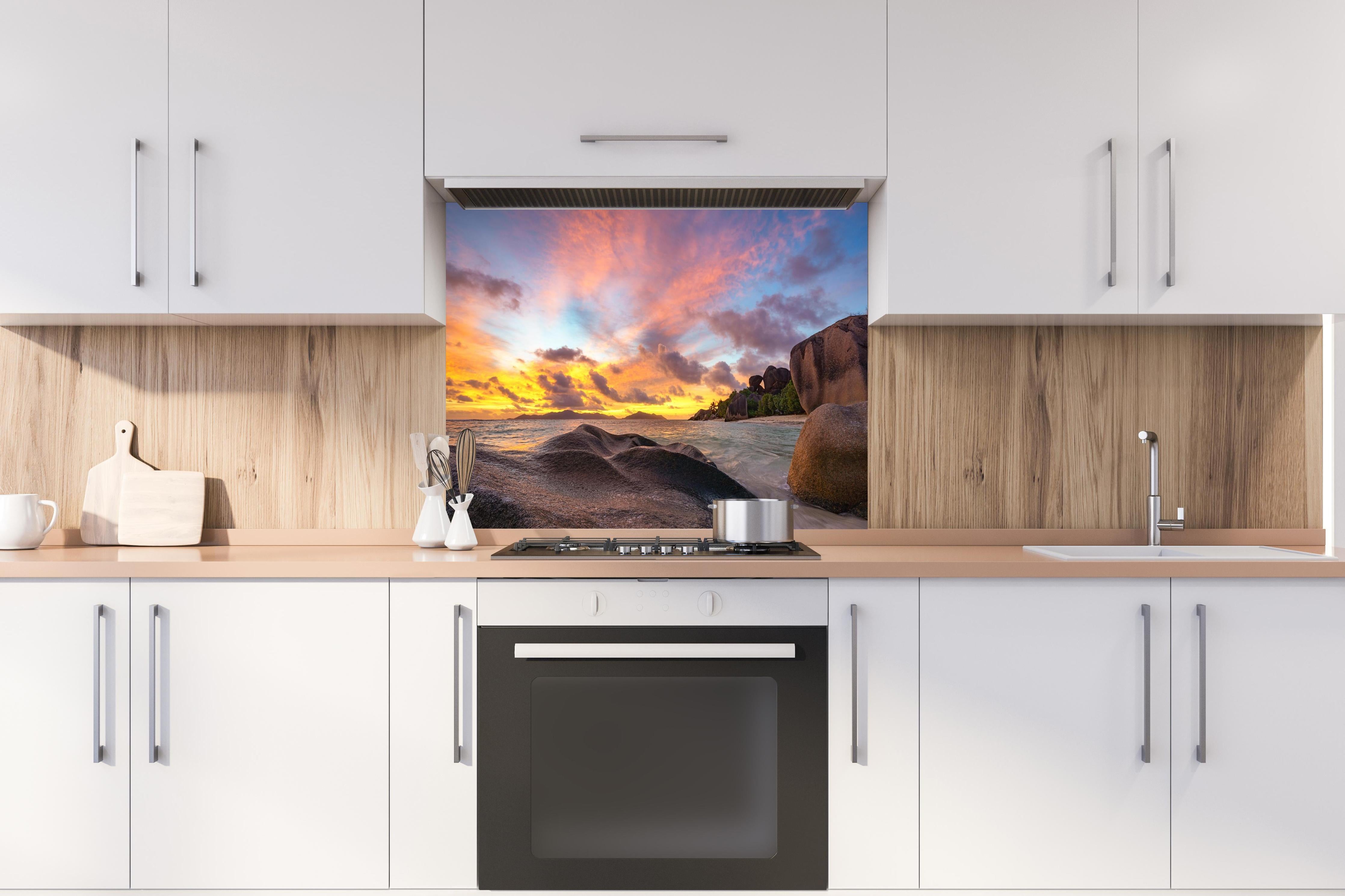 Spritzschutz - Sonnenuntergang am tropischen Strand hinter einem Cerankochfeld zwischen Holz-Kochutensilien