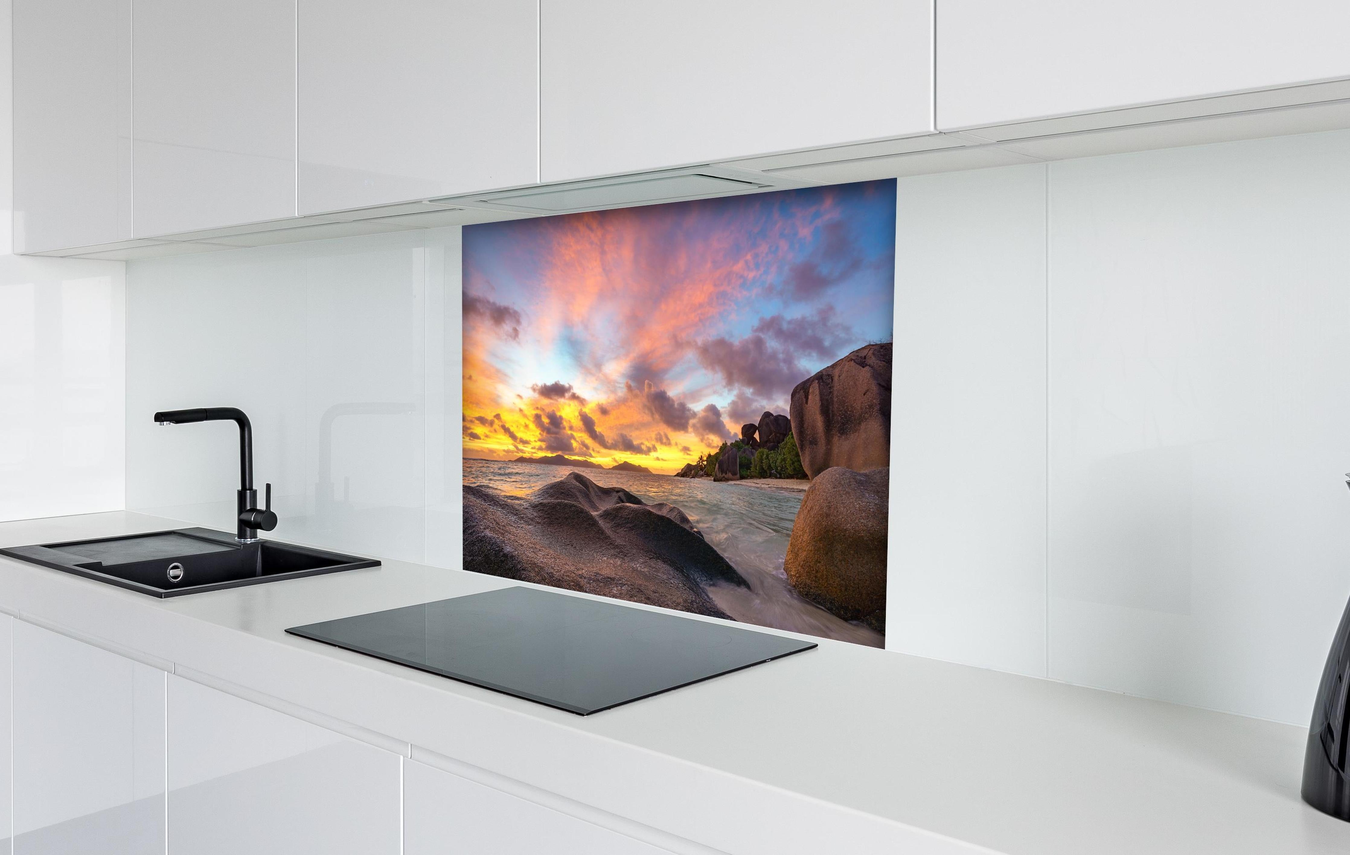 Spritzschutz - Sonnenuntergang am tropischen Strand hinter einem Cerankochfeld zwischen Holz-Kochutensilien