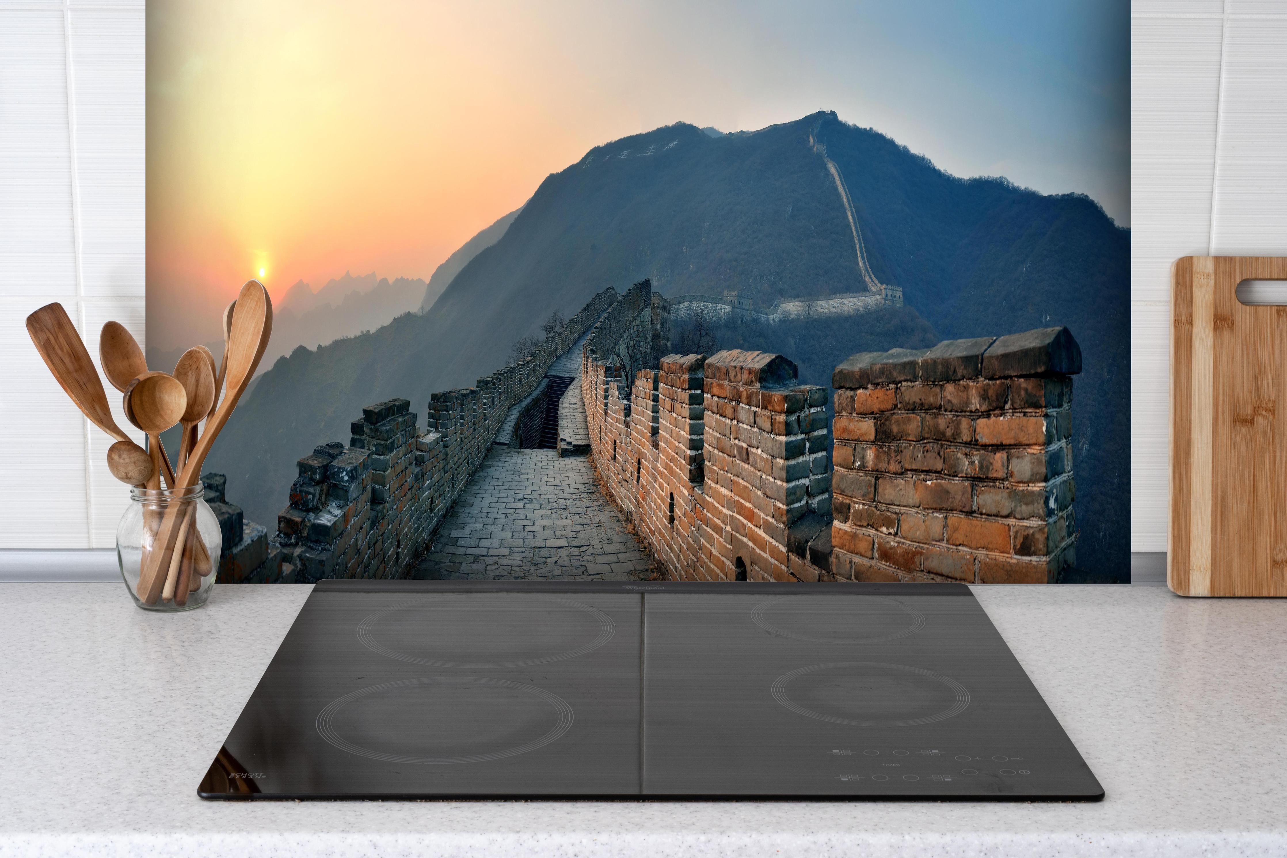 Spritzschutz - Sonnenuntergang an der Großen Mauer hinter einem Cerankochfeld zwischen Holz-Kochutensilien