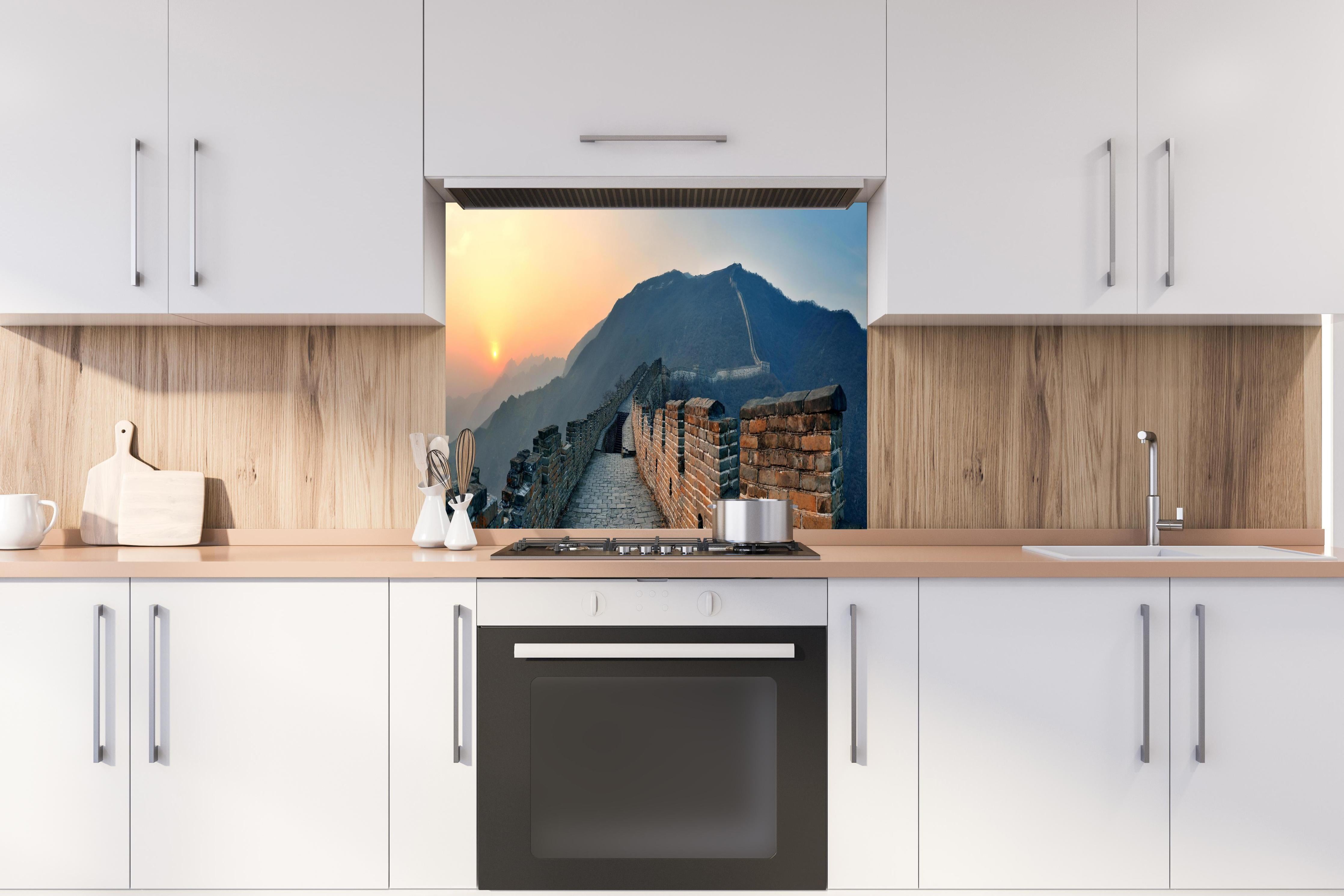 Spritzschutz - Sonnenuntergang an der Großen Mauer hinter einem Cerankochfeld zwischen Holz-Kochutensilien