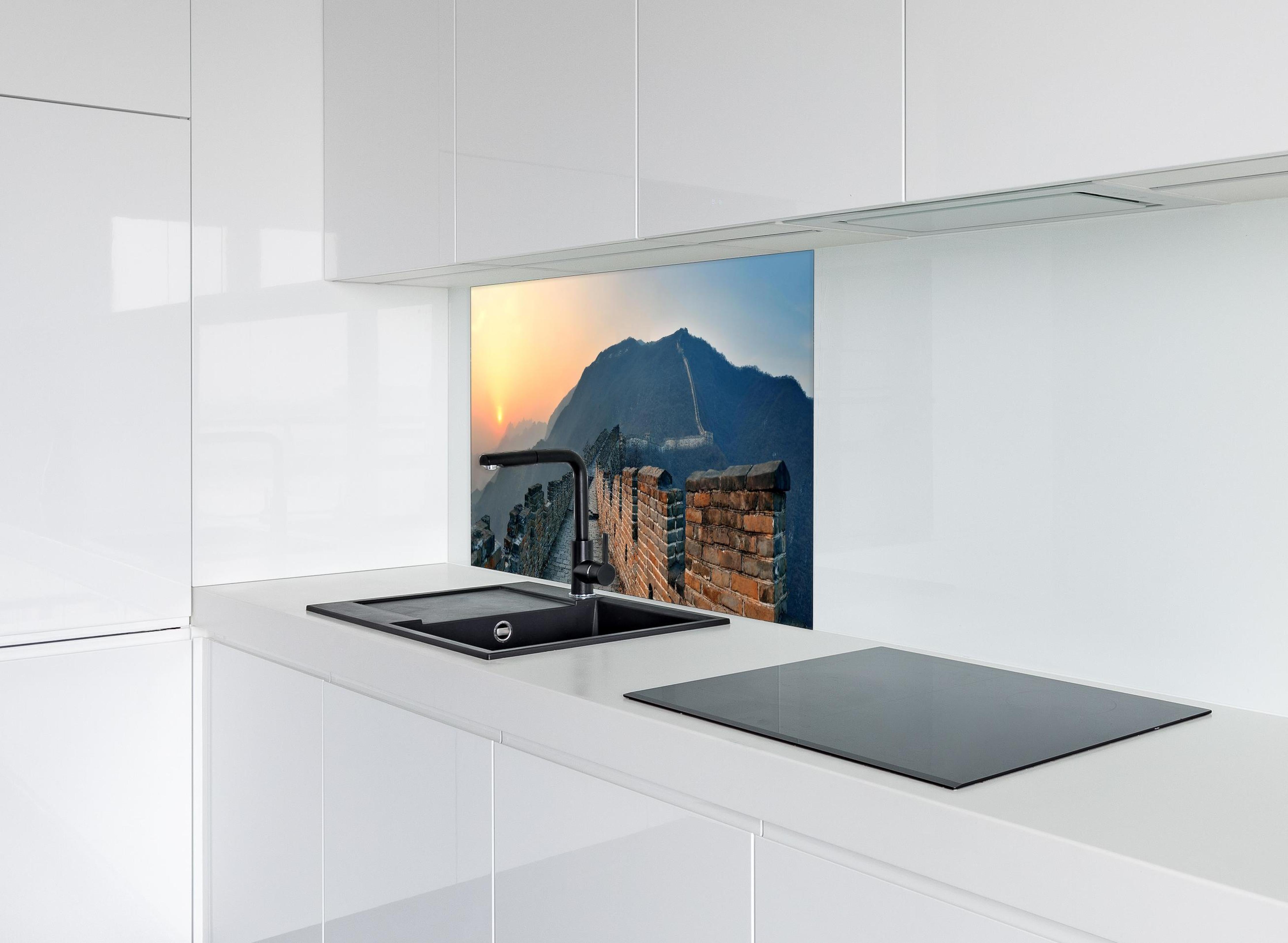 Spritzschutz - Sonnenuntergang an der Großen Mauer hinter einem Cerankochfeld zwischen Holz-Kochutensilien