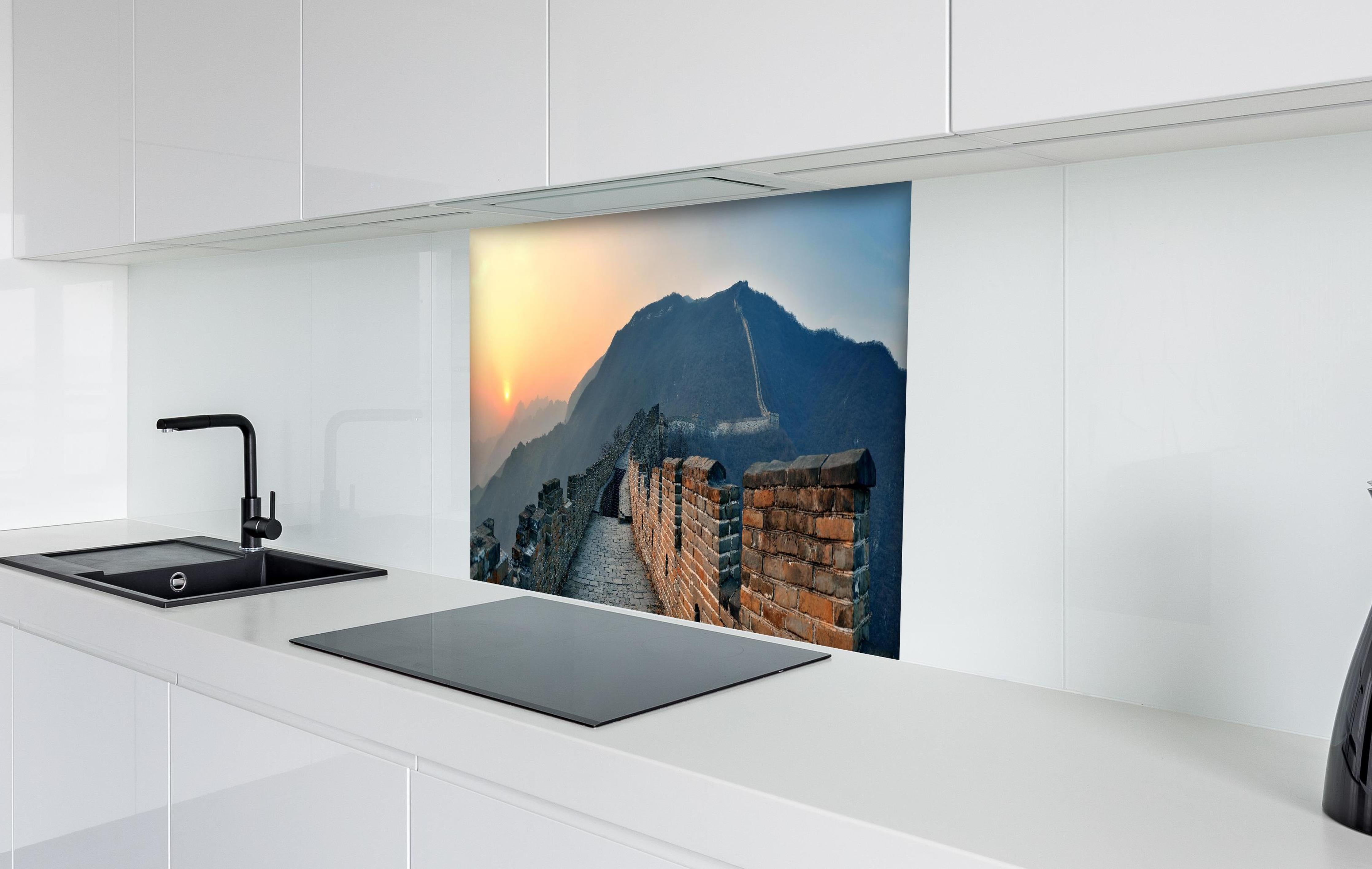 Spritzschutz - Sonnenuntergang an der Großen Mauer hinter einem Cerankochfeld zwischen Holz-Kochutensilien