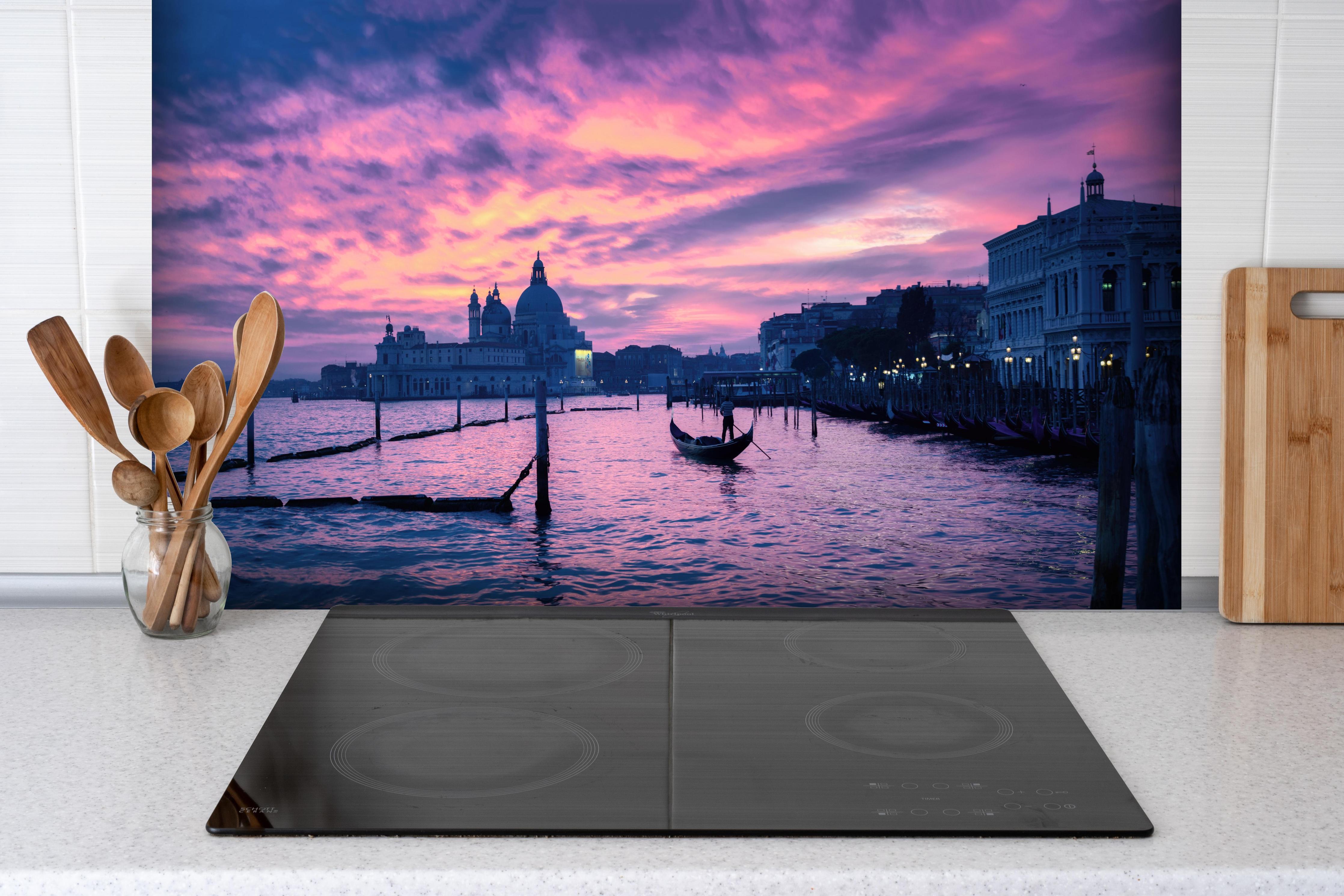 Spritzschutz - Sonnenuntergang in Venedig hinter einem Cerankochfeld zwischen Holz-Kochutensilien