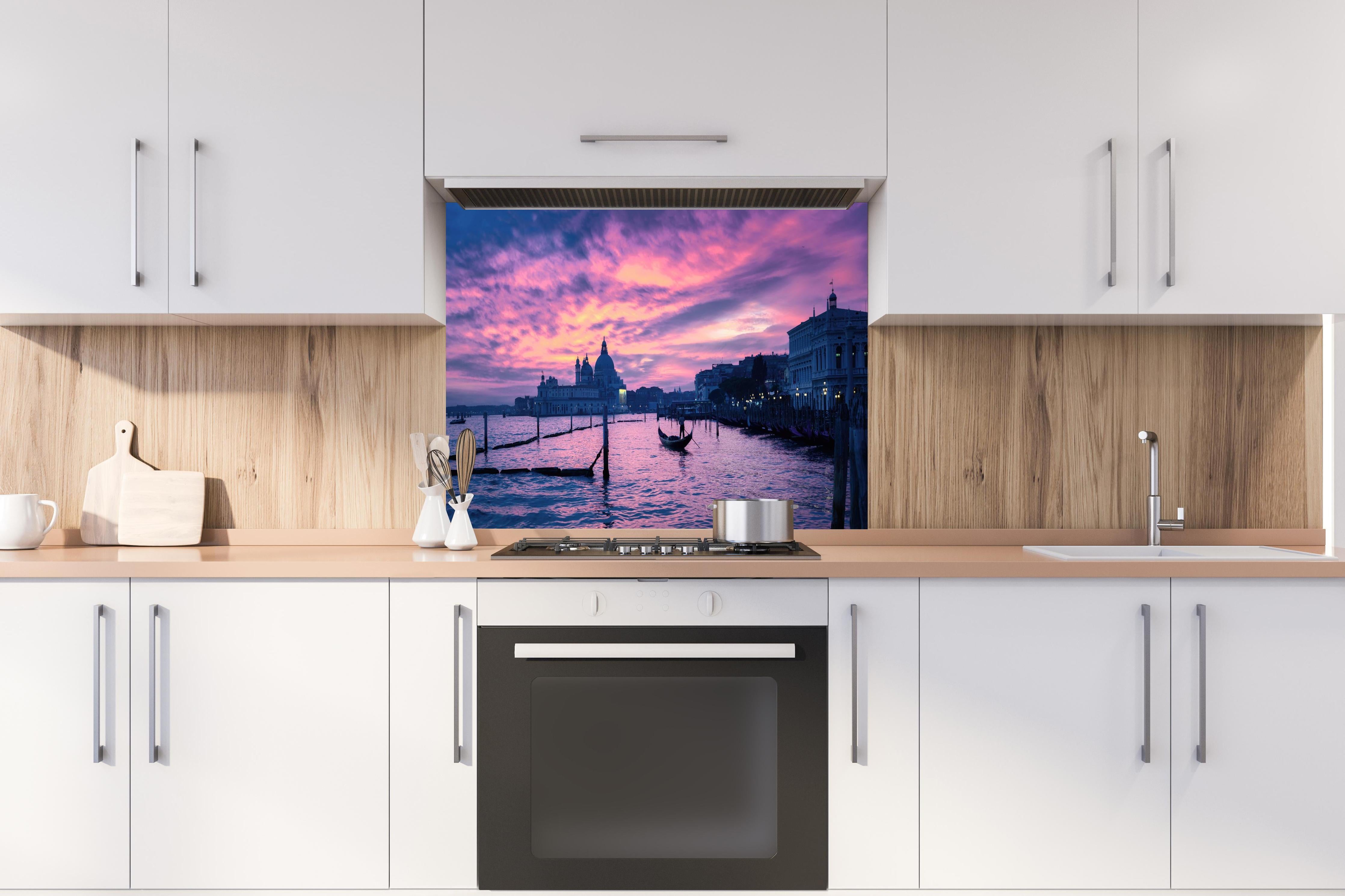 Spritzschutz - Sonnenuntergang in Venedig hinter einem Cerankochfeld zwischen Holz-Kochutensilien