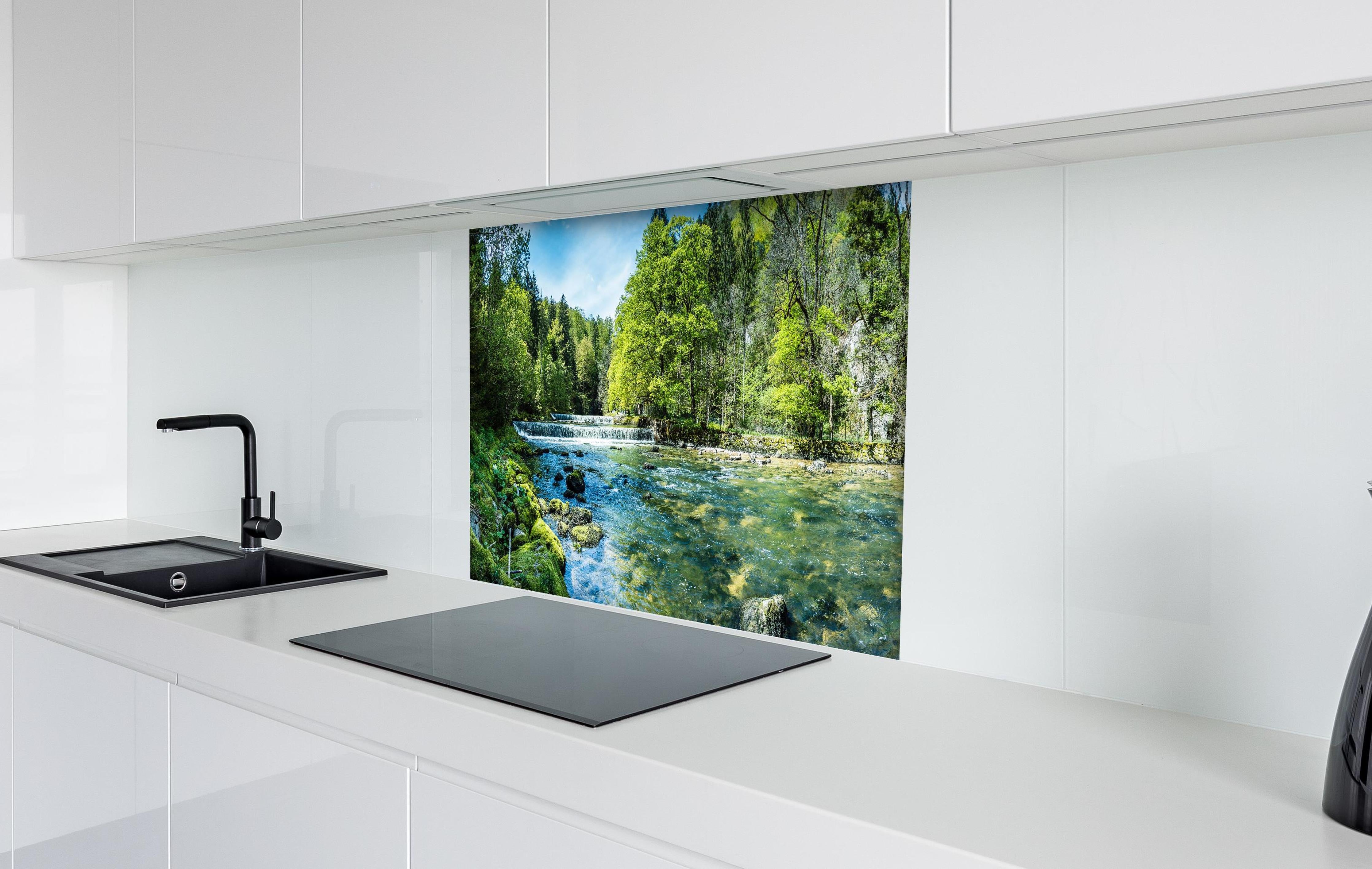 Spritzschutz - Sonnige Flusslandschaft in der Schweiz hinter einem Cerankochfeld zwischen Holz-Kochutensilien