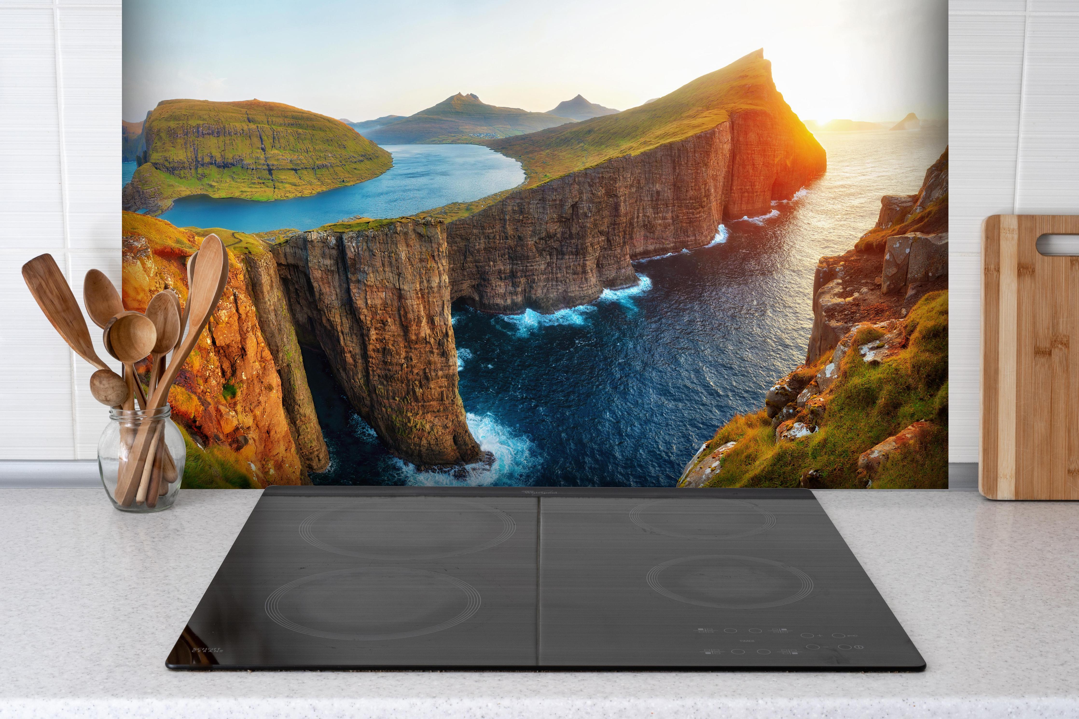 Spritzschutz - Sorvagsvatn See und mit Wasserfall ins Meer an der Färöer hinter einem Cerankochfeld zwischen Holz-Kochutensilien