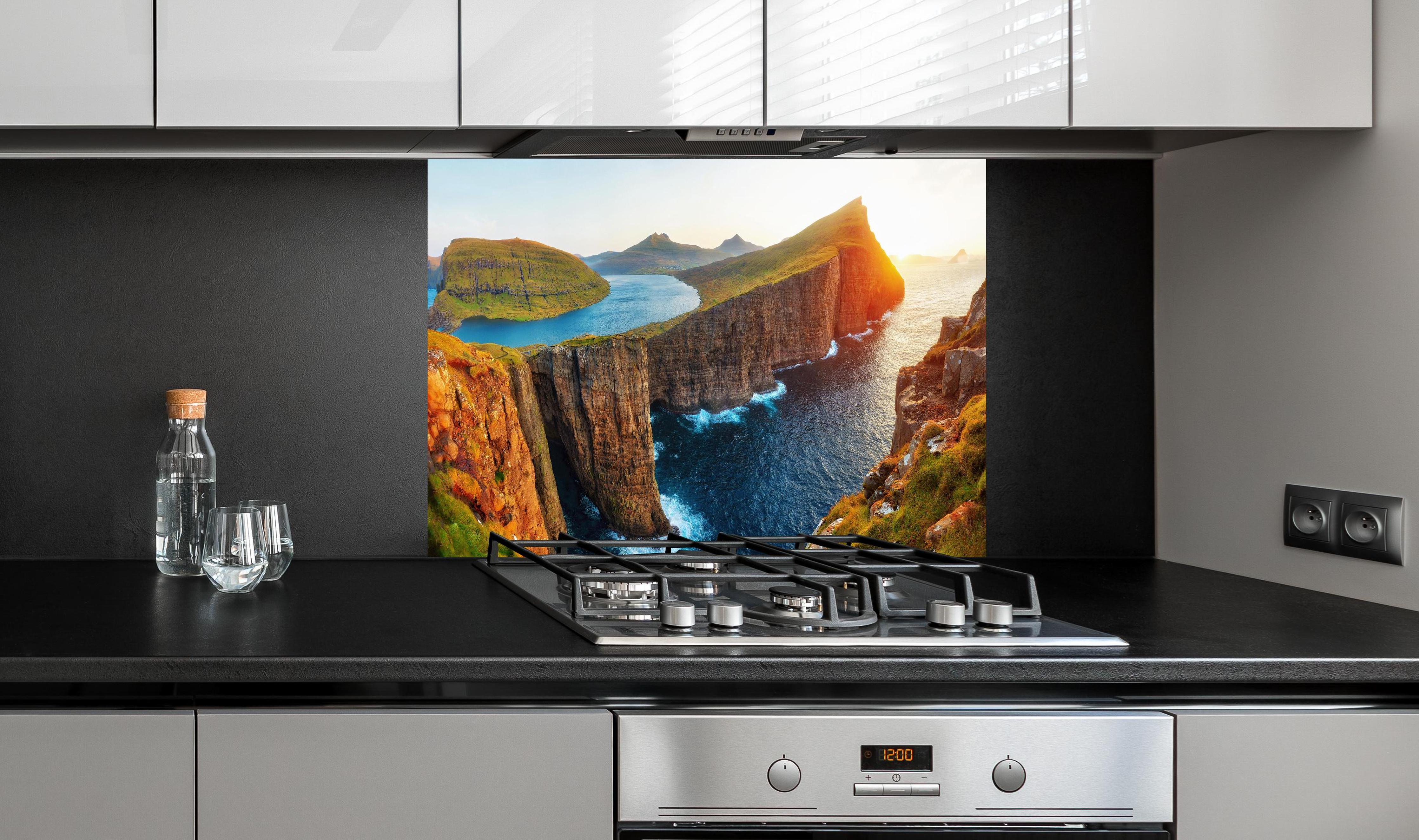 Spritzschutz - Sorvagsvatn See und mit Wasserfall ins Meer an der Färöer hinter einem Cerankochfeld zwischen Holz-Kochutensilien