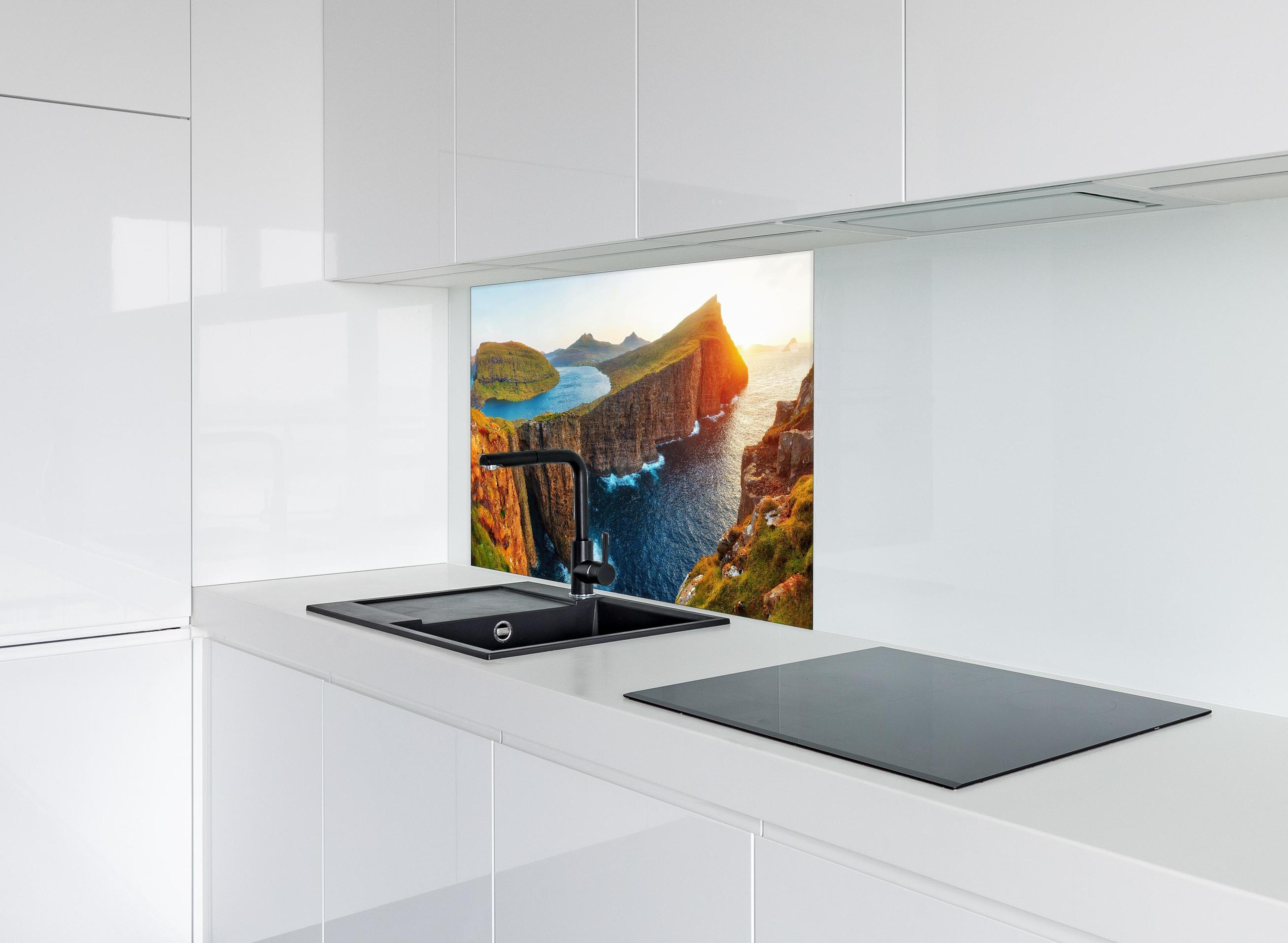 Spritzschutz - Sorvagsvatn See und mit Wasserfall ins Meer an der Färöer hinter einem Cerankochfeld zwischen Holz-Kochutensilien