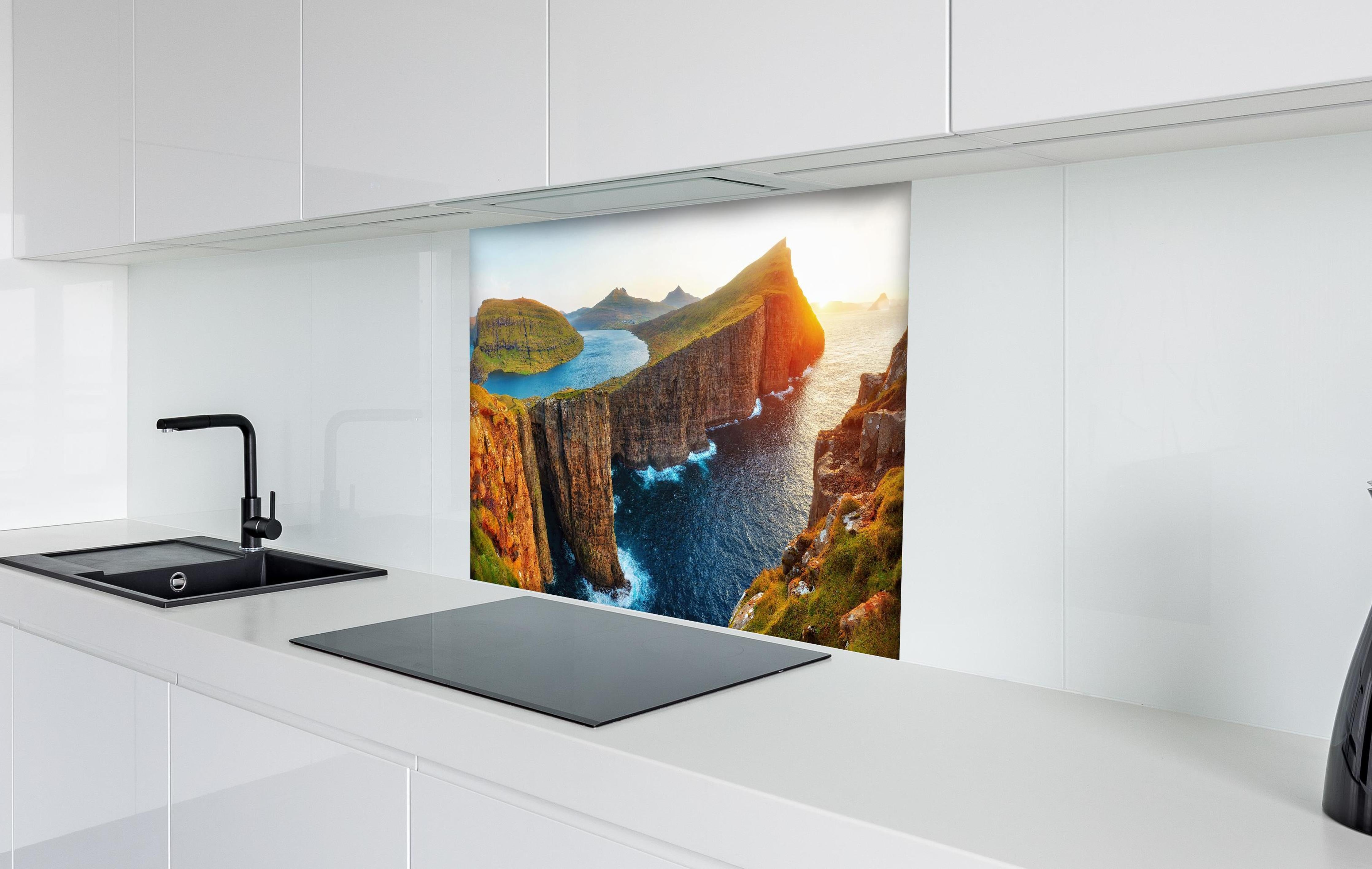 Spritzschutz - Sorvagsvatn See und mit Wasserfall ins Meer an der Färöer hinter einem Cerankochfeld zwischen Holz-Kochutensilien