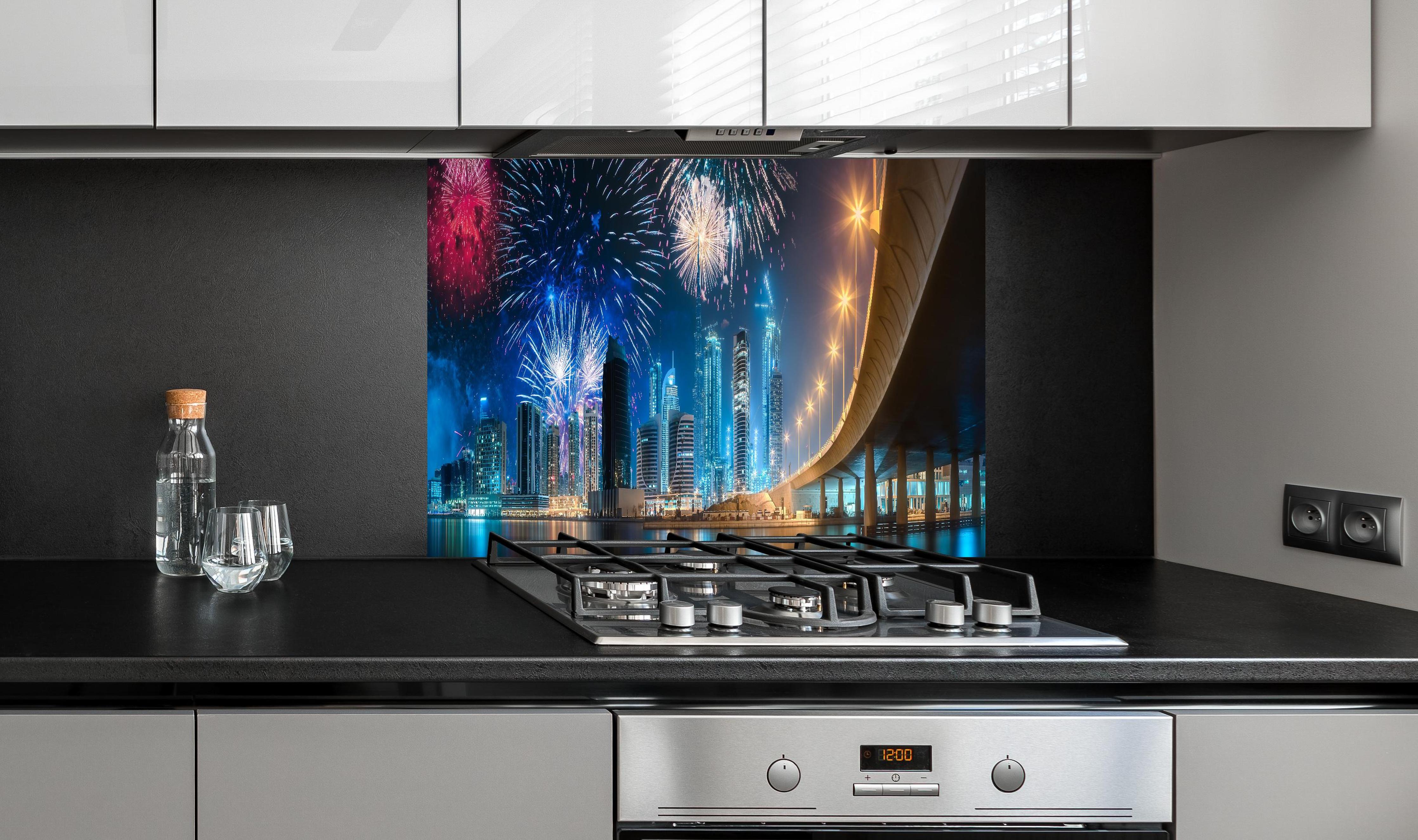 Spritzschutz - Spektakuläres Feuerwerk Dubai Business Bay hinter einem Cerankochfeld zwischen Holz-Kochutensilien