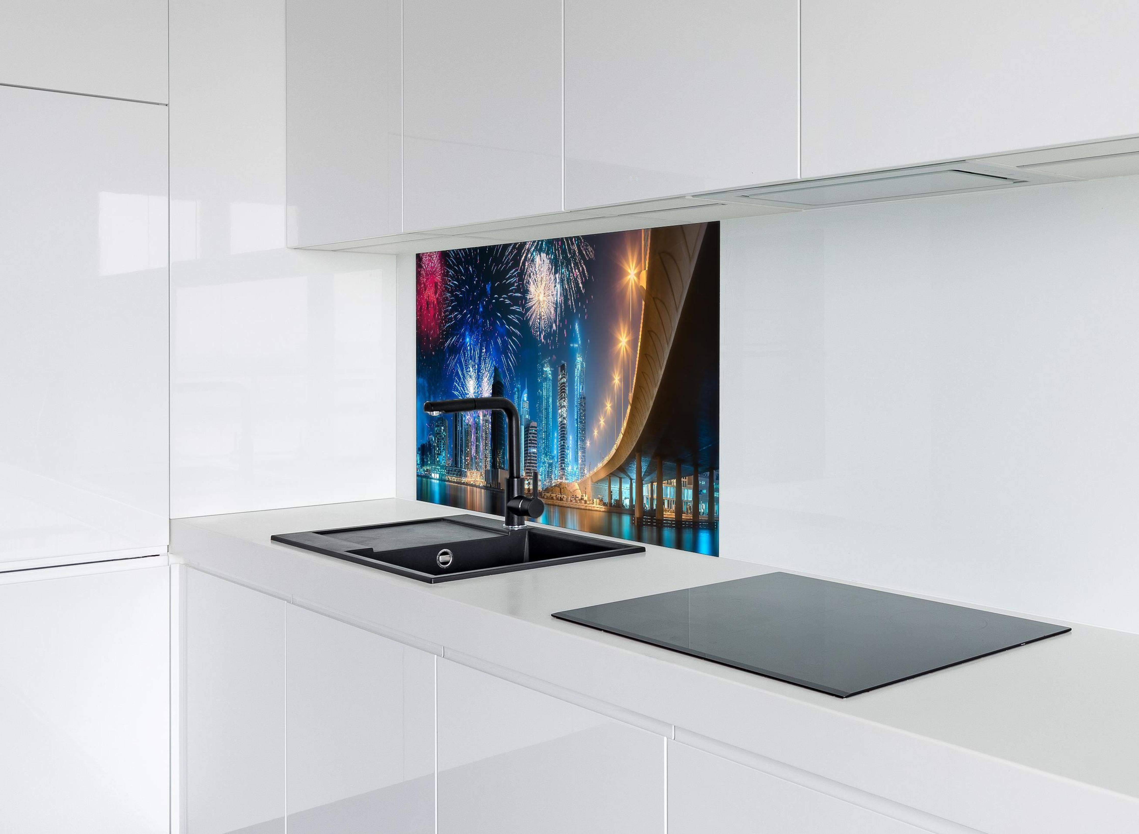 Spritzschutz - Spektakuläres Feuerwerk Dubai Business Bay hinter einem Cerankochfeld zwischen Holz-Kochutensilien