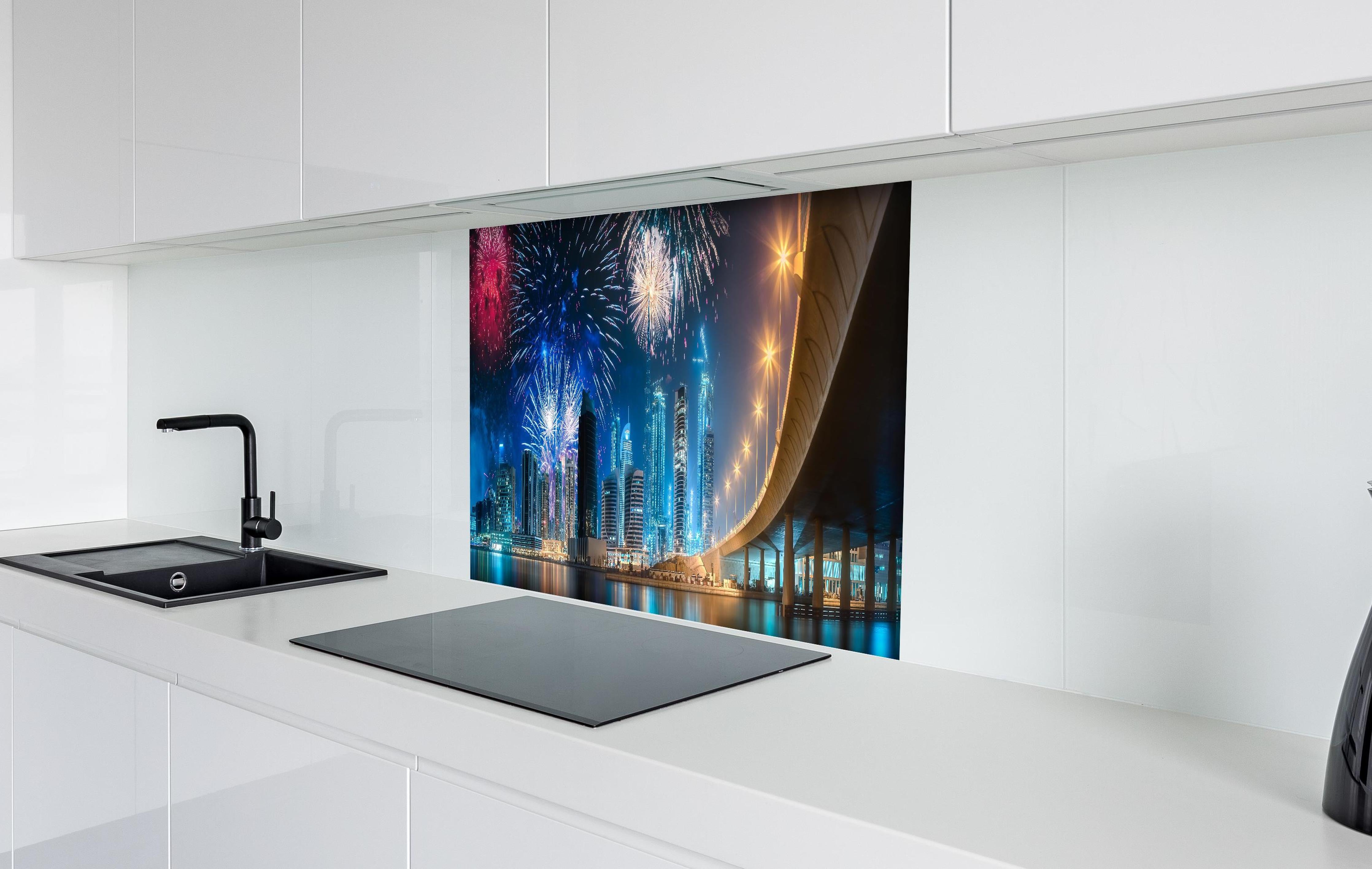 Spritzschutz - Spektakuläres Feuerwerk Dubai Business Bay hinter einem Cerankochfeld zwischen Holz-Kochutensilien