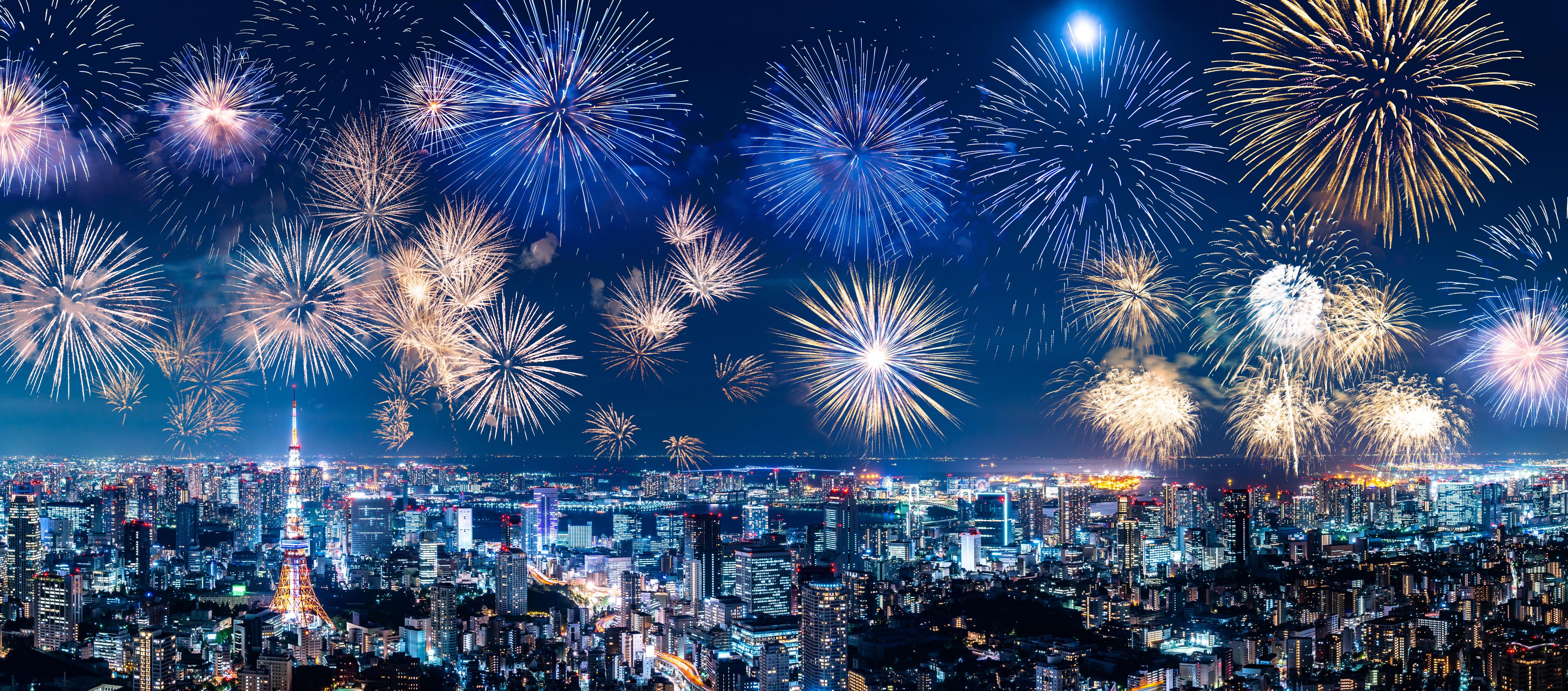 Spritzschutz-Spektakuläres Feuerwerk über Stadt bei Nacht