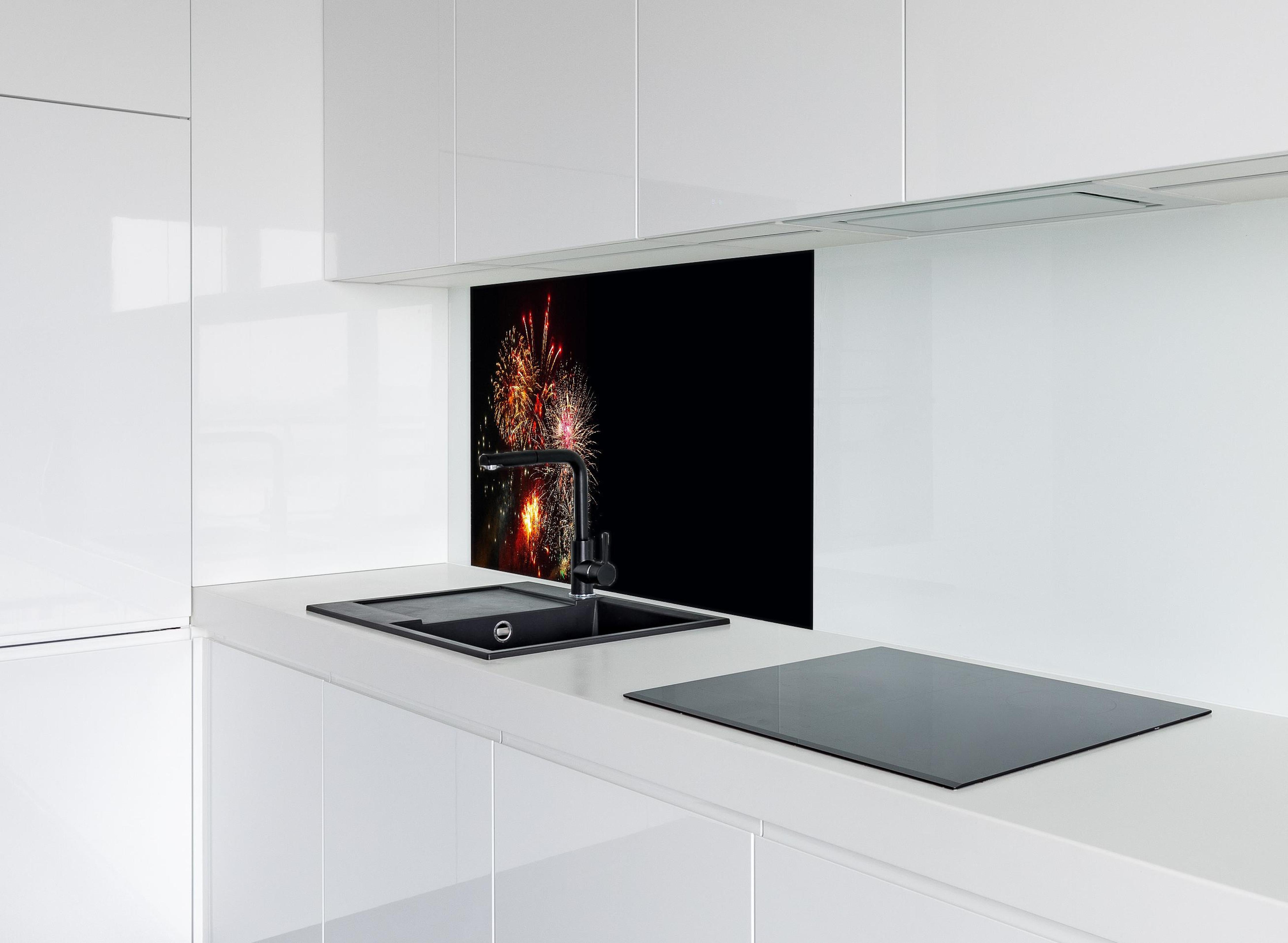 Spritzschutz - Spektakuläres Neujahrsfeuerwerk in Nacht hinter einem Cerankochfeld zwischen Holz-Kochutensilien