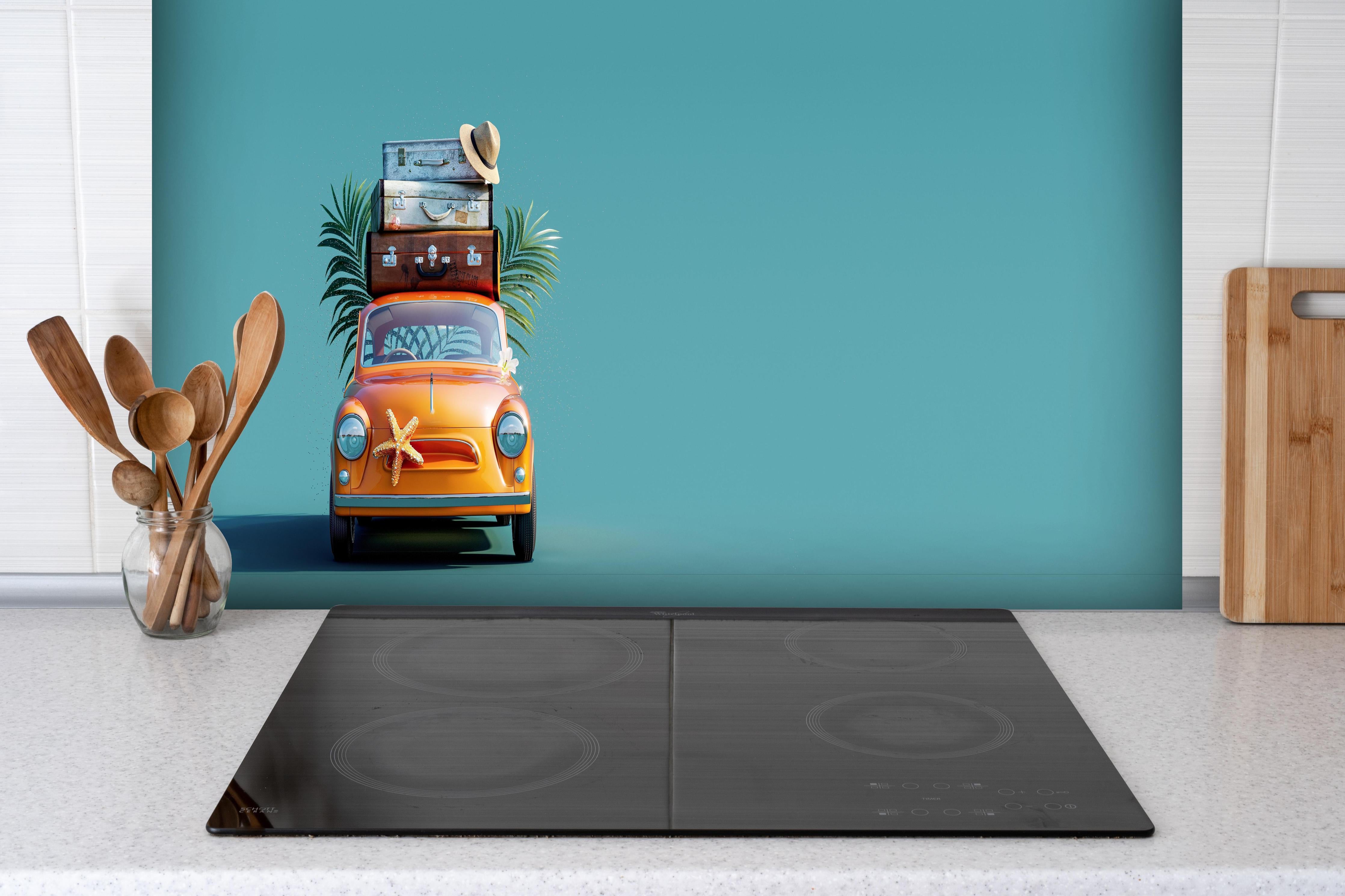 Spritzschutz - Spielzeugauto mit Reisegepäck - blauer Hintergrund hinter einem Cerankochfeld zwischen Holz-Kochutensilien