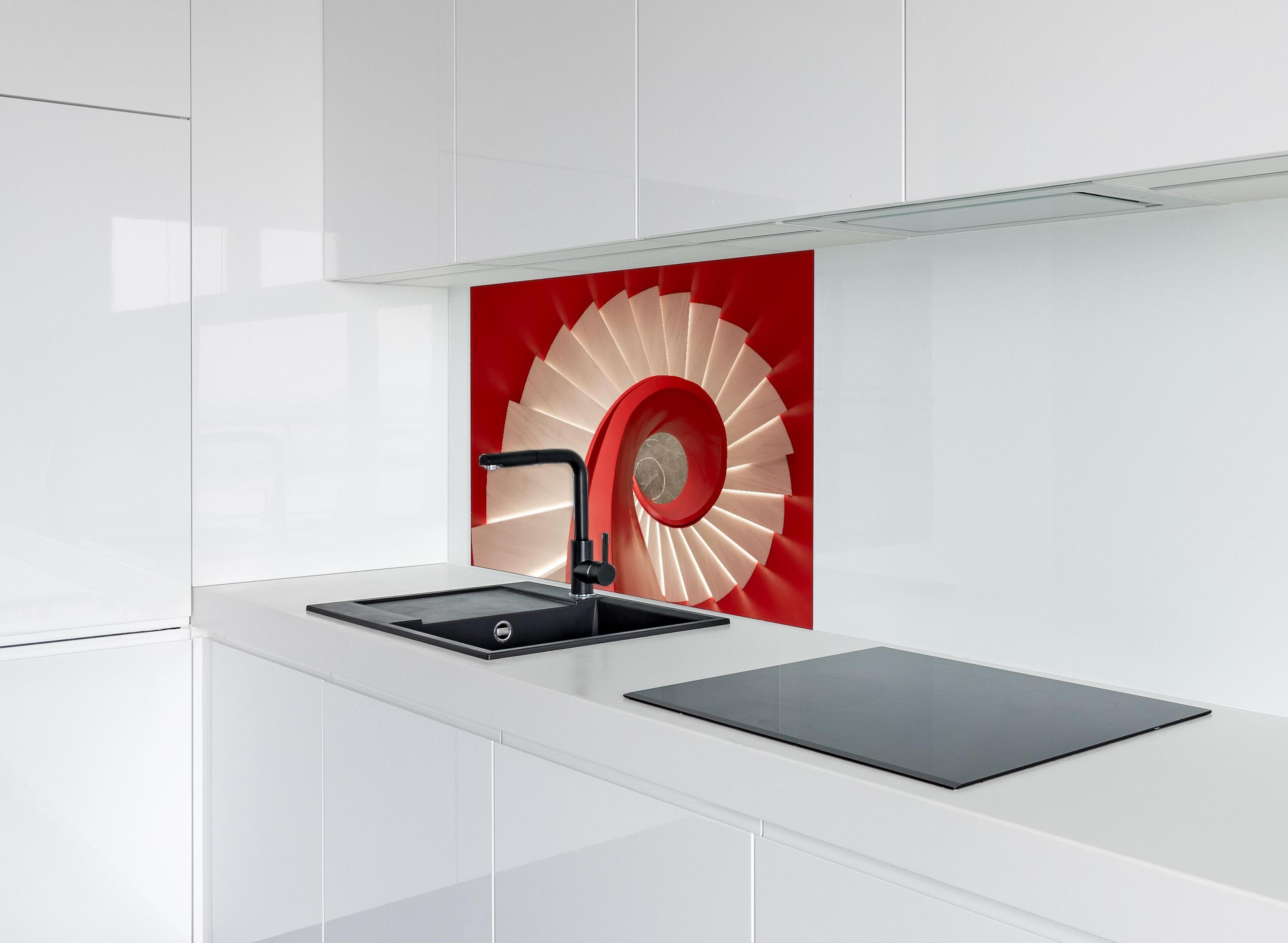 Spritzschutz - Spirale Treppe - Rötlich hinter einem Cerankochfeld zwischen Holz-Kochutensilien