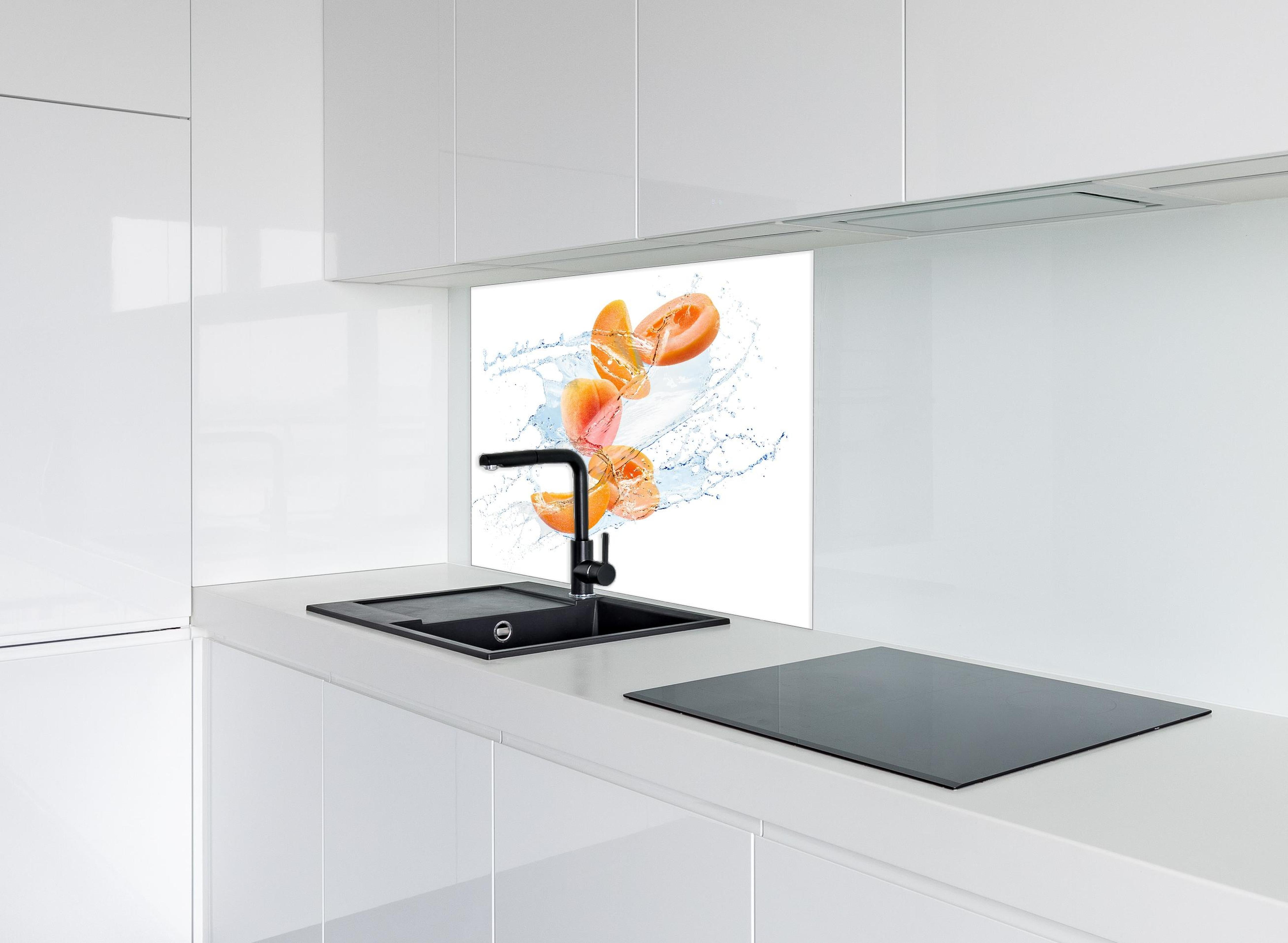 Spritzschutz - Spritzige Aprikosen hinter einem Cerankochfeld zwischen Holz-Kochutensilien