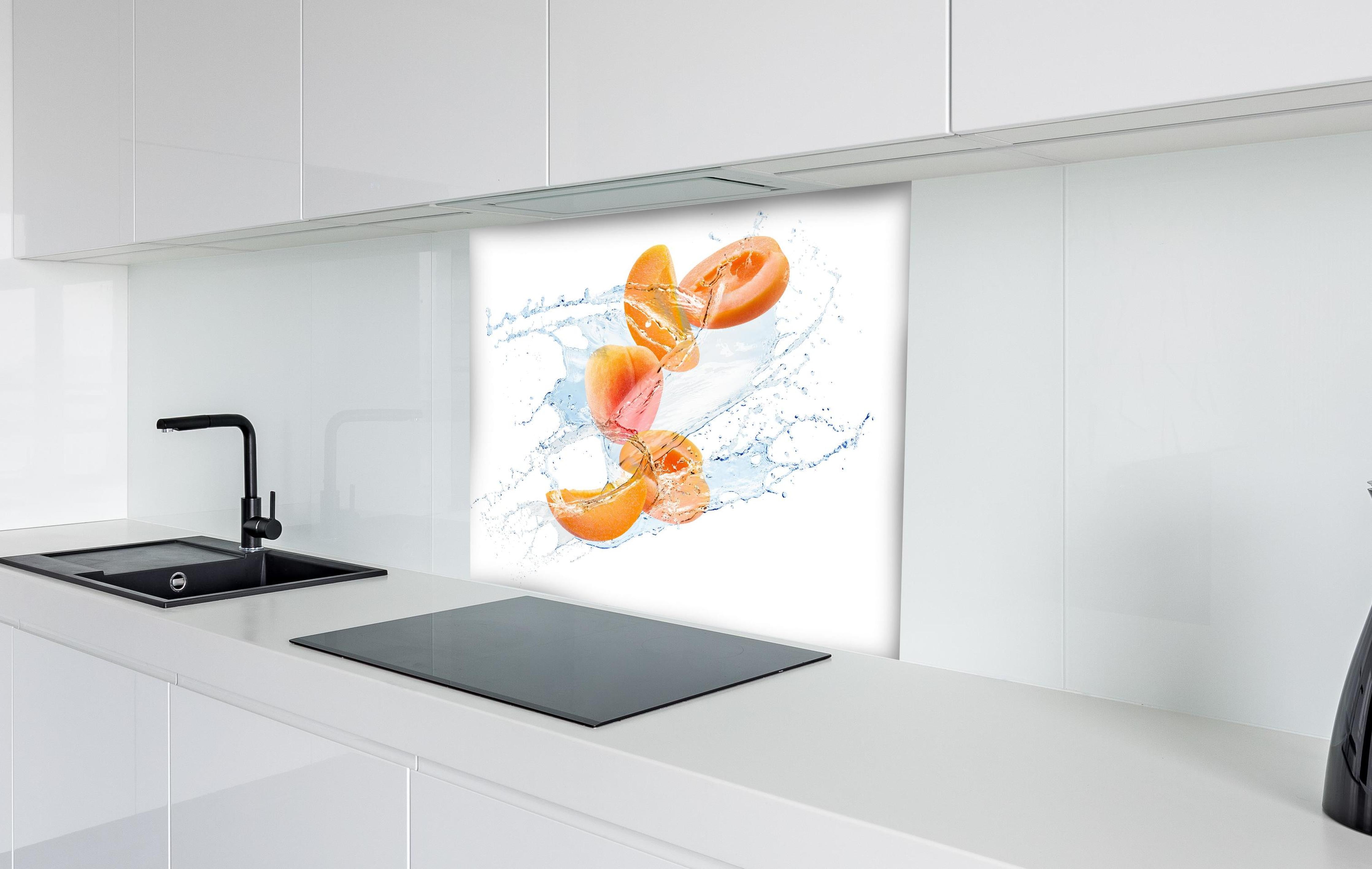 Spritzschutz - Spritzige Aprikosen hinter einem Cerankochfeld zwischen Holz-Kochutensilien