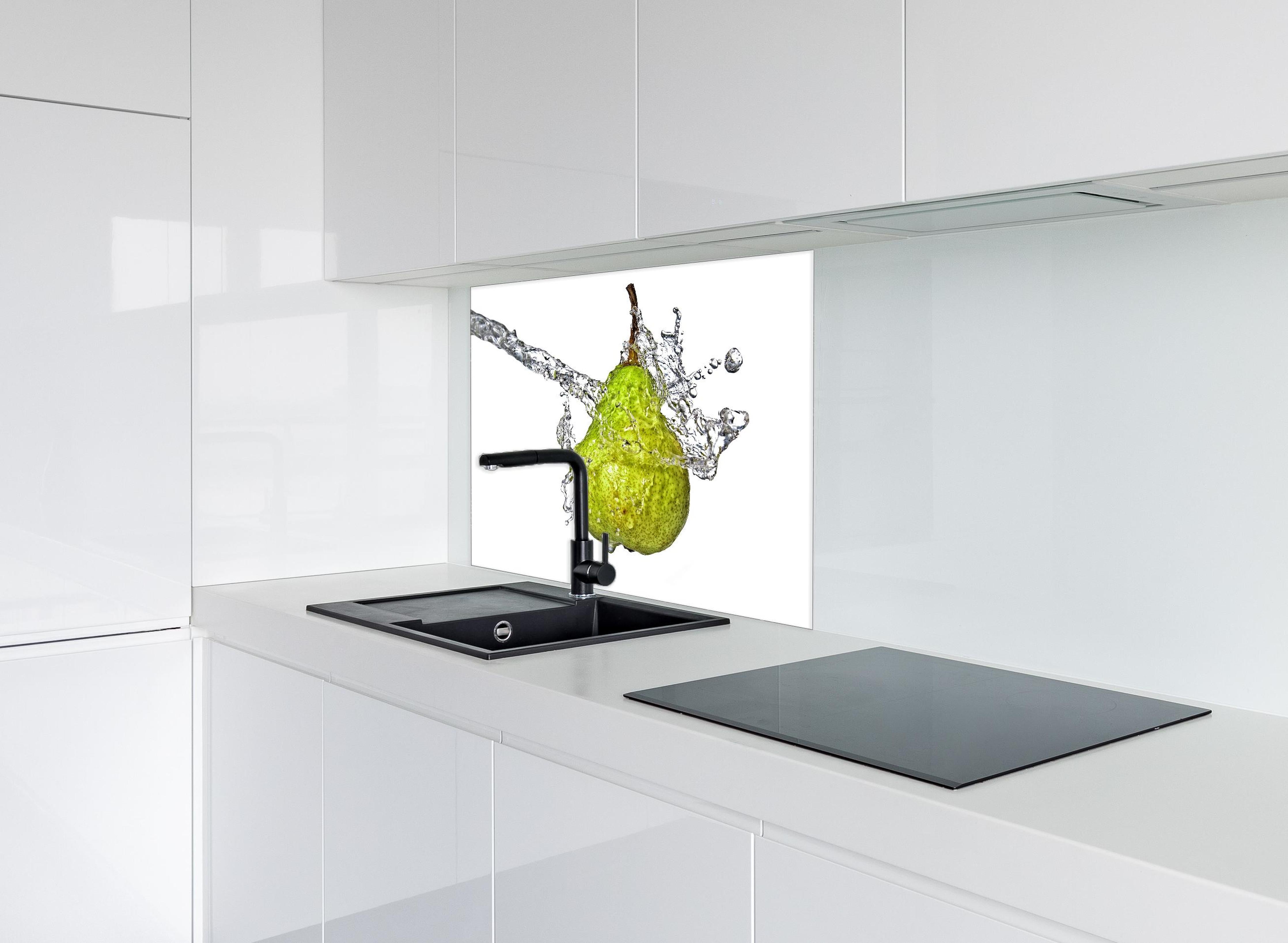 Spritzschutz - Spritzige Birne hinter einem Cerankochfeld zwischen Holz-Kochutensilien