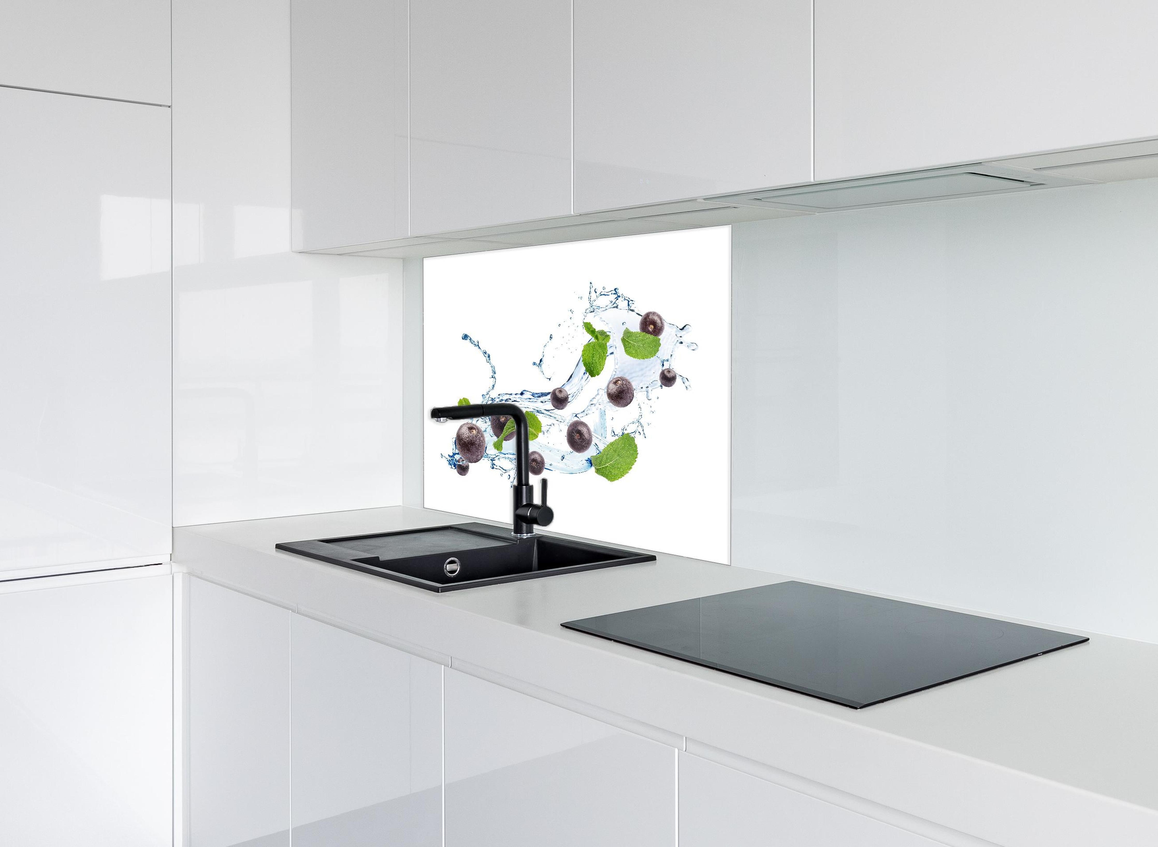 Spritzschutz - Spritzige Blaubeeren hinter einem Cerankochfeld zwischen Holz-Kochutensilien