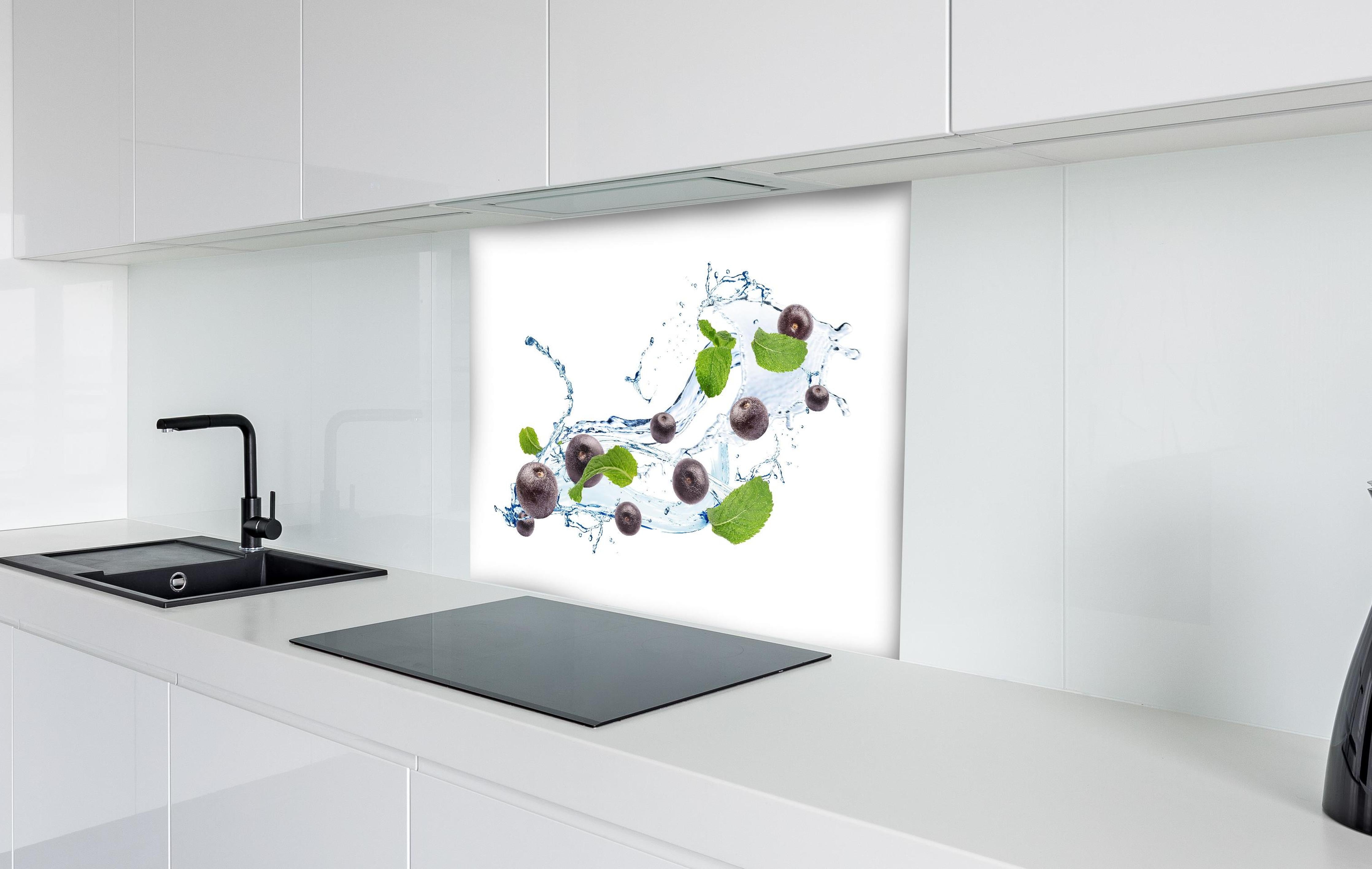 Spritzschutz - Spritzige Blaubeeren hinter einem Cerankochfeld zwischen Holz-Kochutensilien