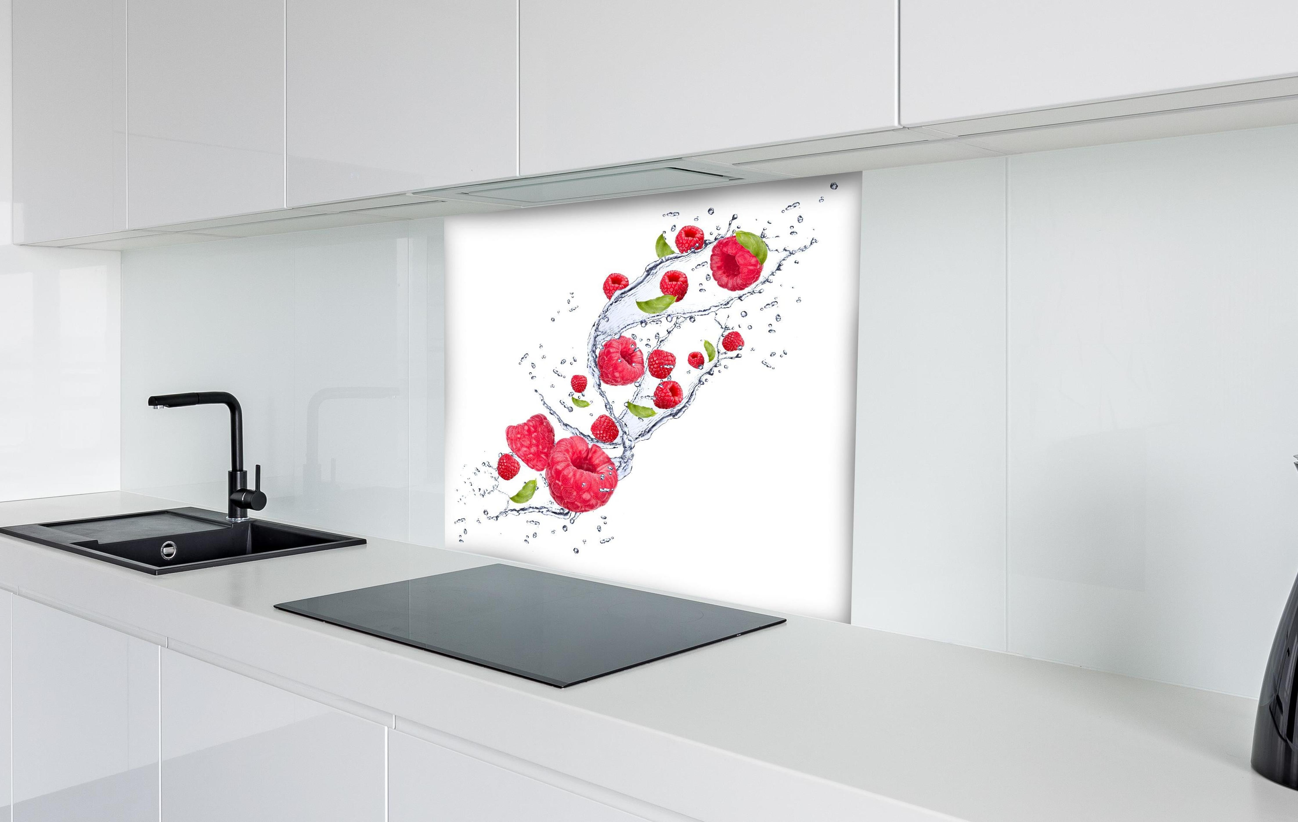 Spritzschutz - Spritzige Erdbeeren hinter einem Cerankochfeld zwischen Holz-Kochutensilien