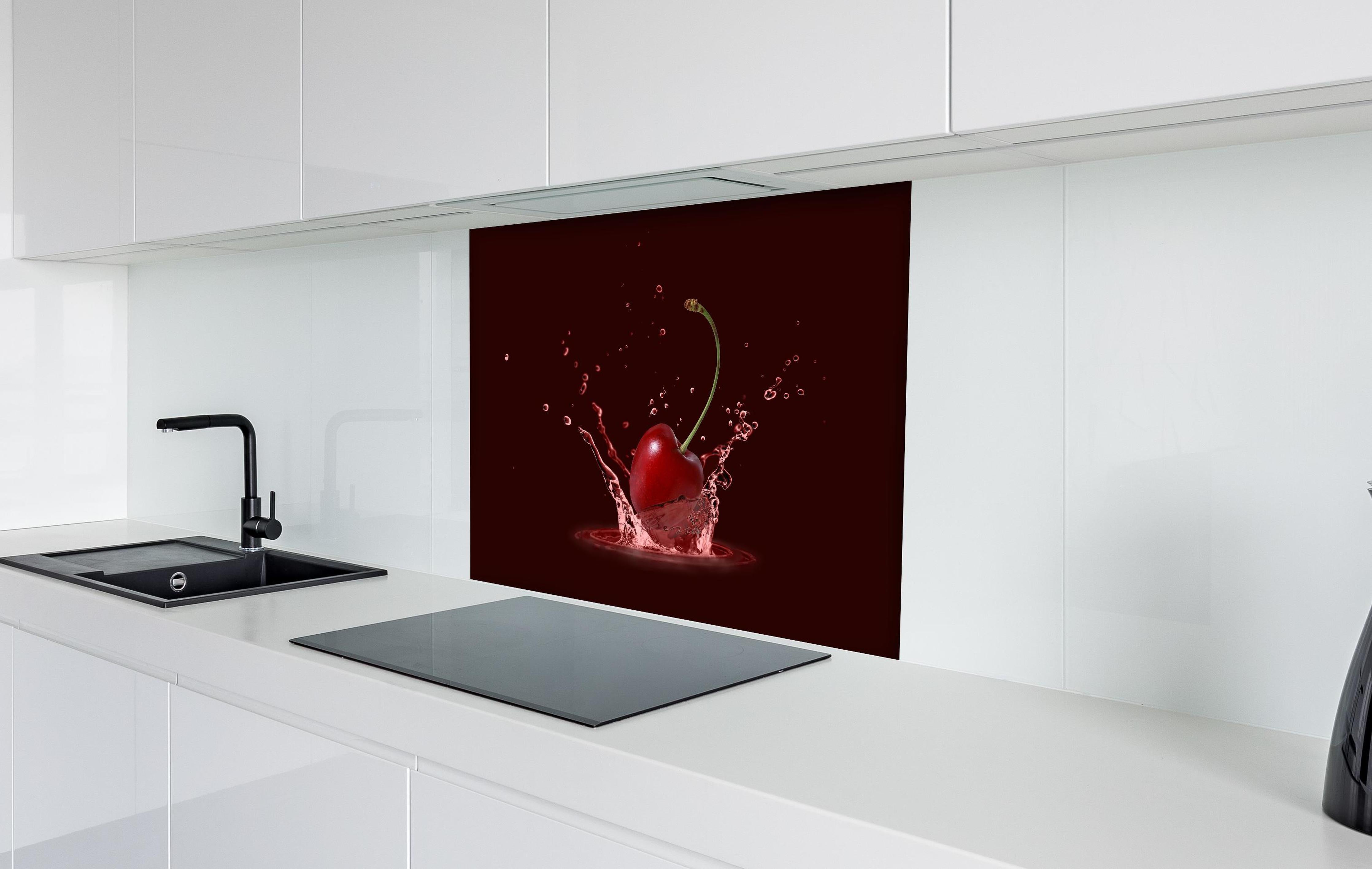 Spritzschutz - Spritzige Kirsche hinter einem Cerankochfeld zwischen Holz-Kochutensilien