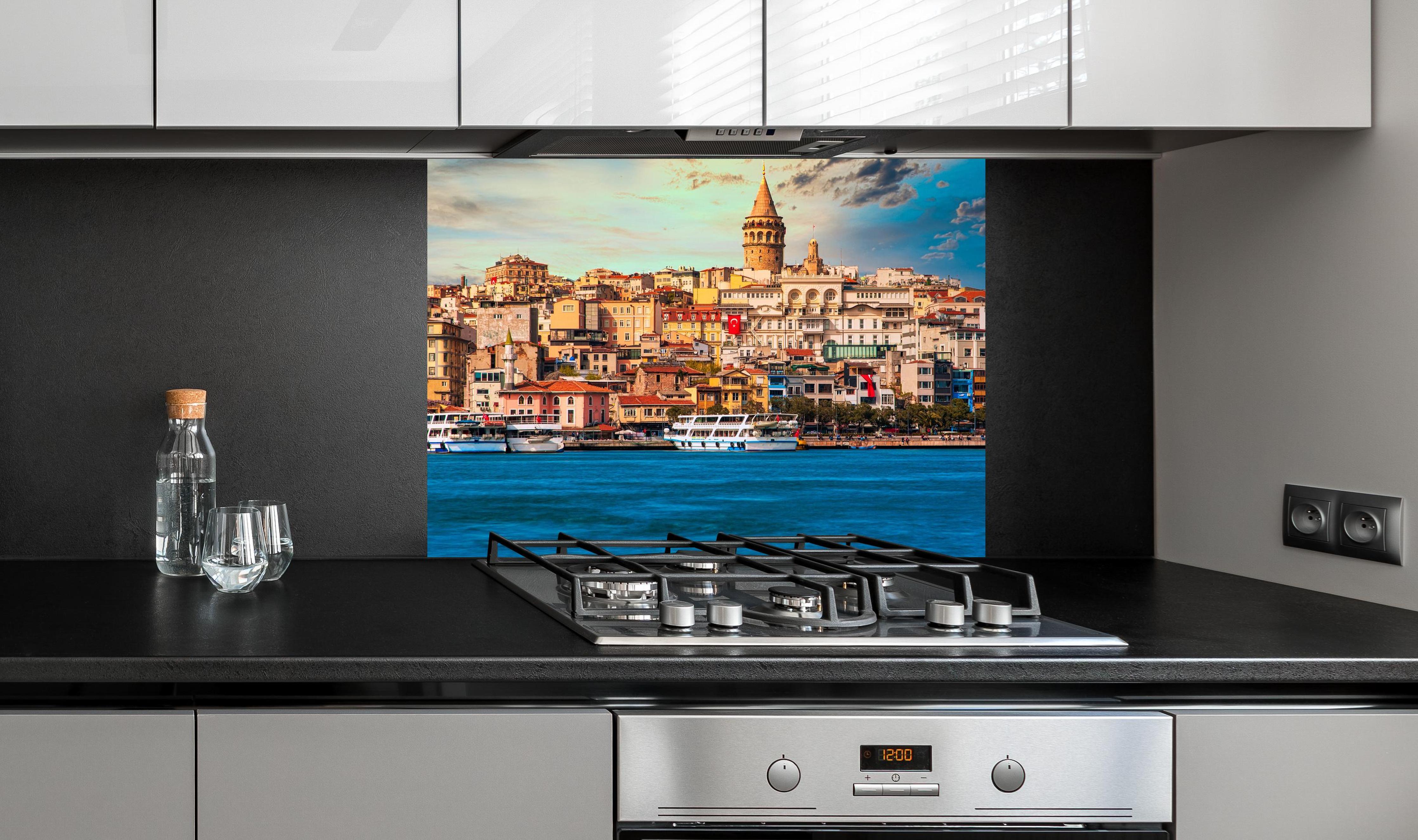 Spritzschutz - Ausblick auf Galata vom Wasser an edler Anthrazit-Wand hinter silbernem Gasherd