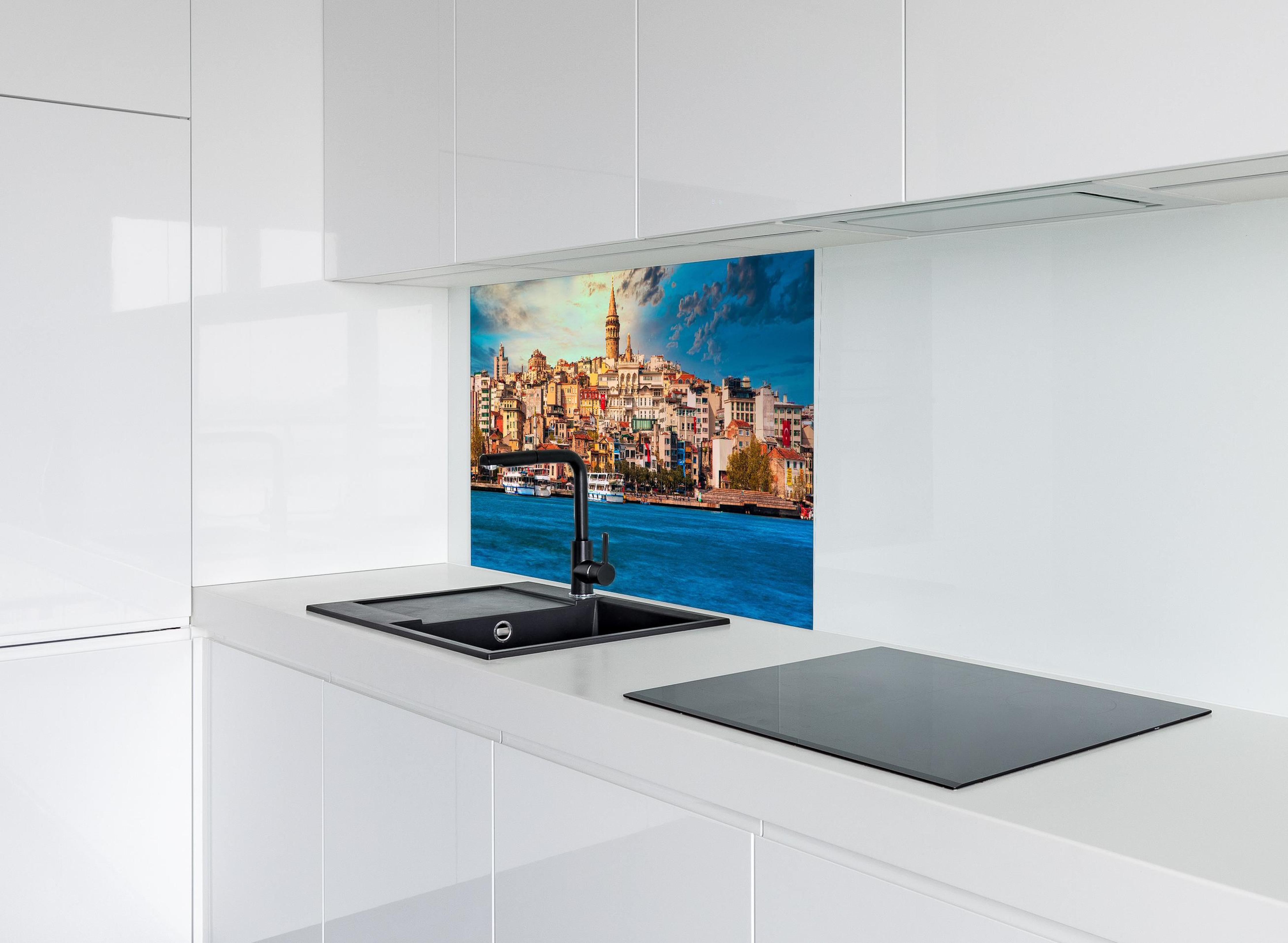 Spritzschutz - Ausblick auf Galata vom Wasser hinter modernem schwarz-matten Spülbecken in weißer Hochglanz-Küche