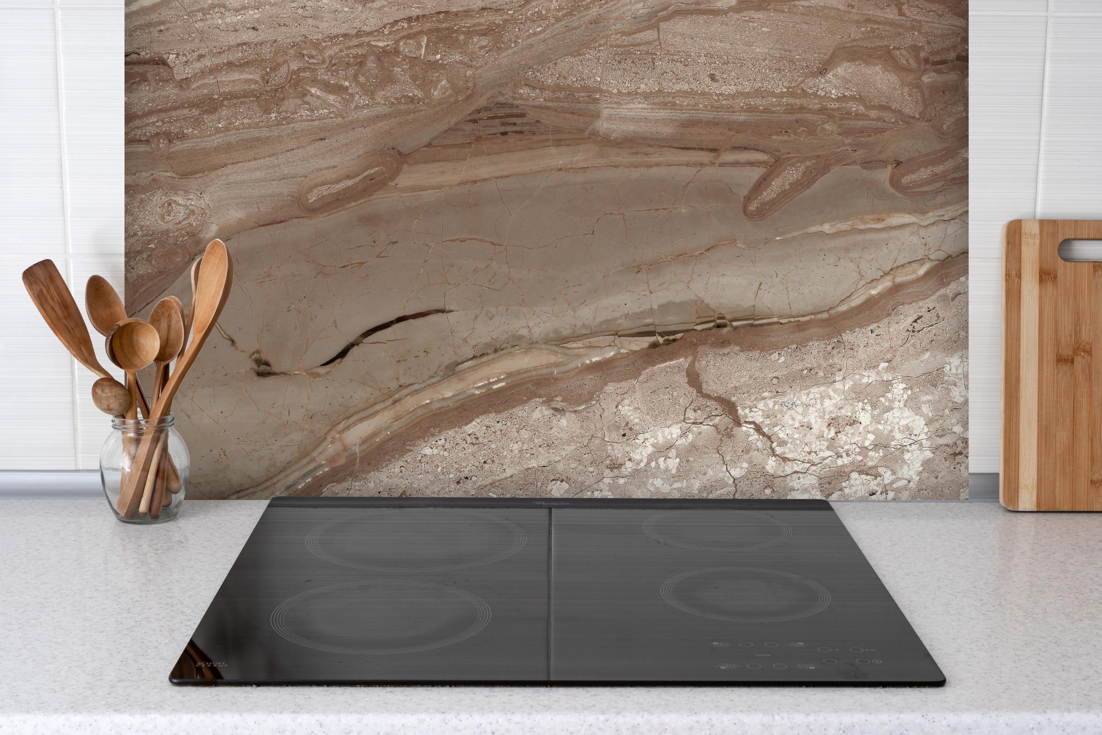 Spritzschutz - Dunkler Diana royal Marmor hinter einem Cerankochfeld zwischen Holz-Kochutensilien