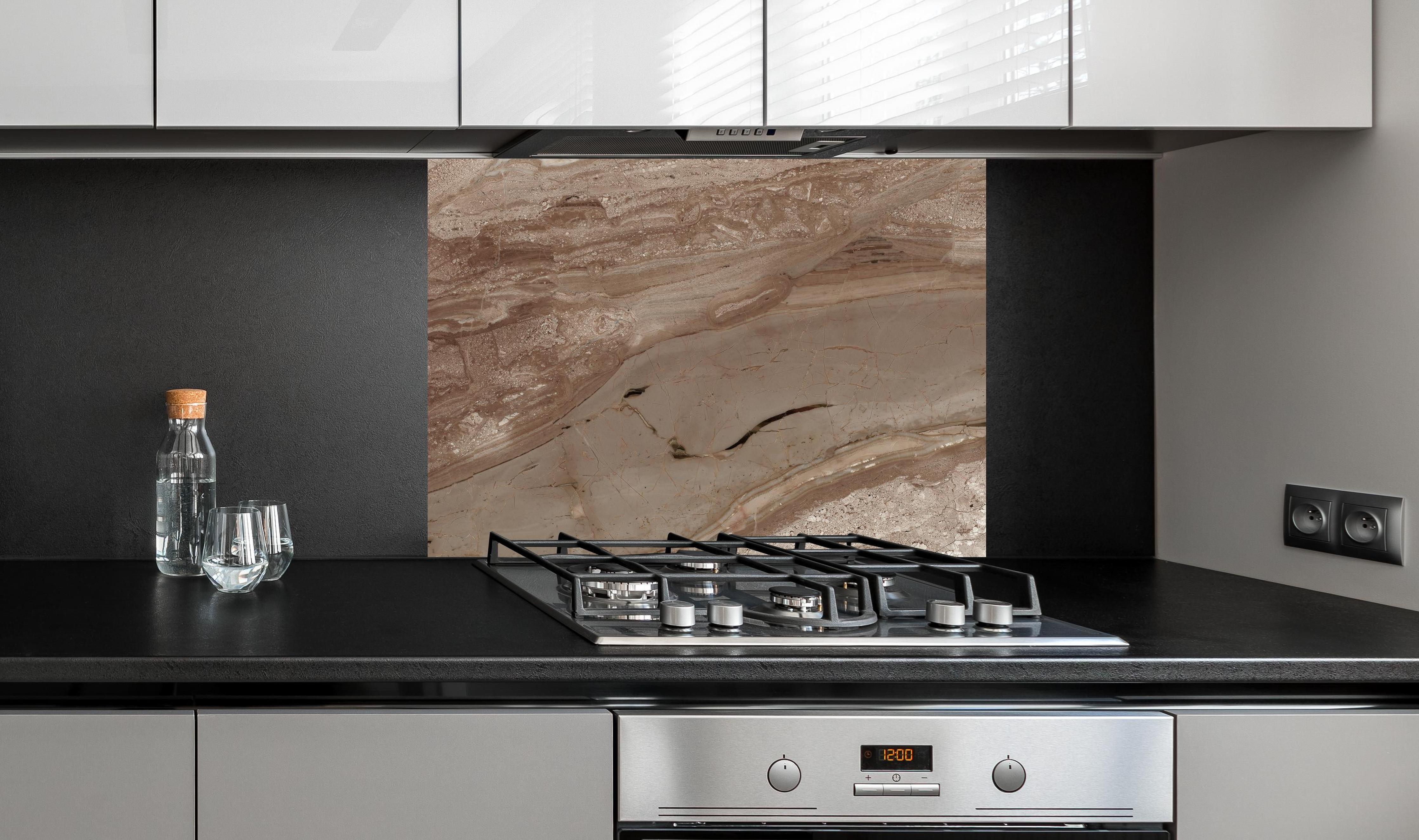 Spritzschutz - Dunkler Diana royal Marmor an edler Anthrazit-Wand hinter silbernem Gasherd