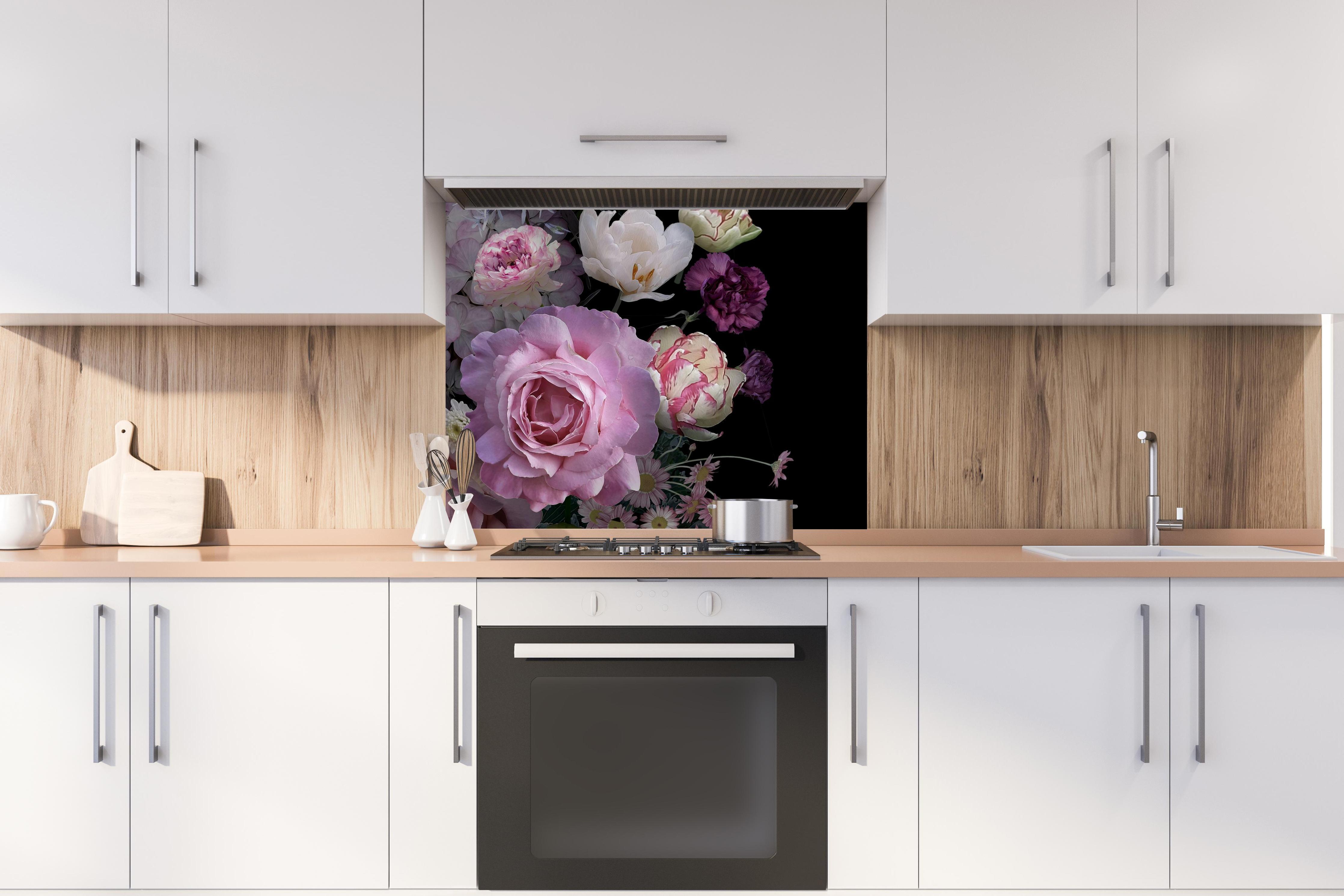 Spritzschutz - Garten Blumen mit dunklem Hintergrund hinter stilvollem Gasherd unter Dunstabzugshaube