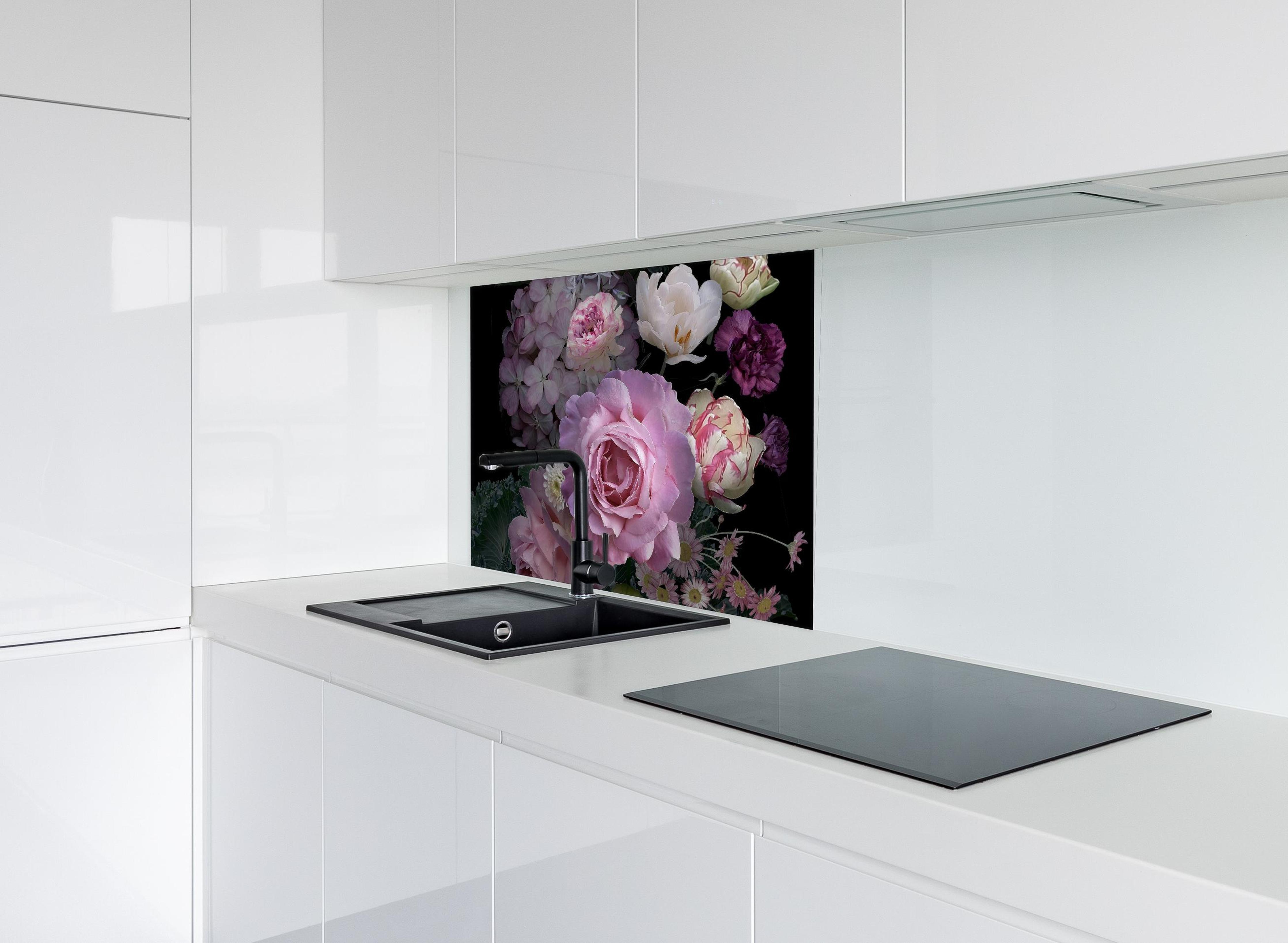 Spritzschutz - Garten Blumen mit dunklem Hintergrund hinter modernem schwarz-matten Spülbecken in weißer Hochglanz-Küche