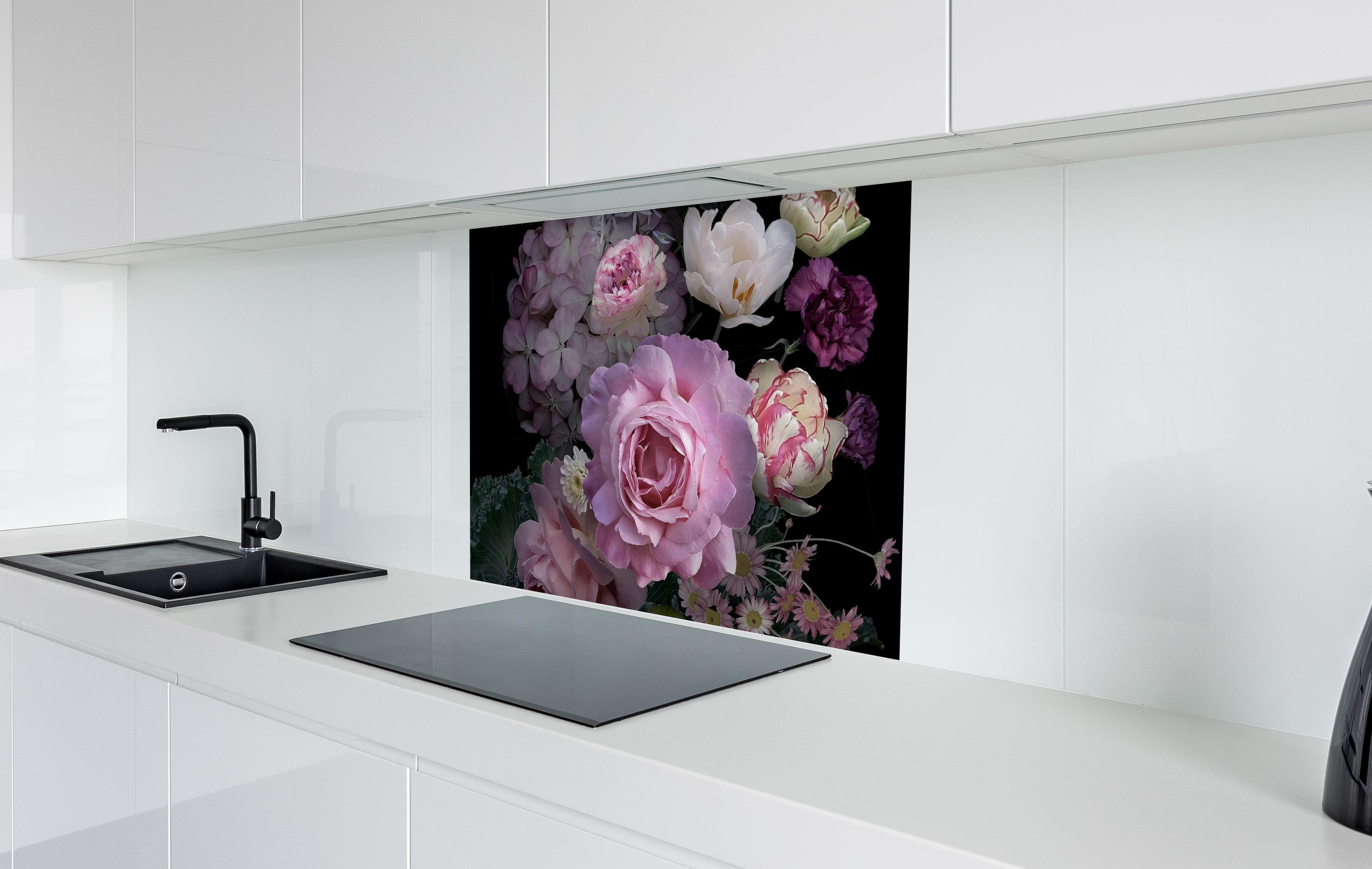 Spritzschutz - Garten Blumen mit dunklem Hintergrund in weißer Hochglanz-Küche hinter einem Cerankochfeld