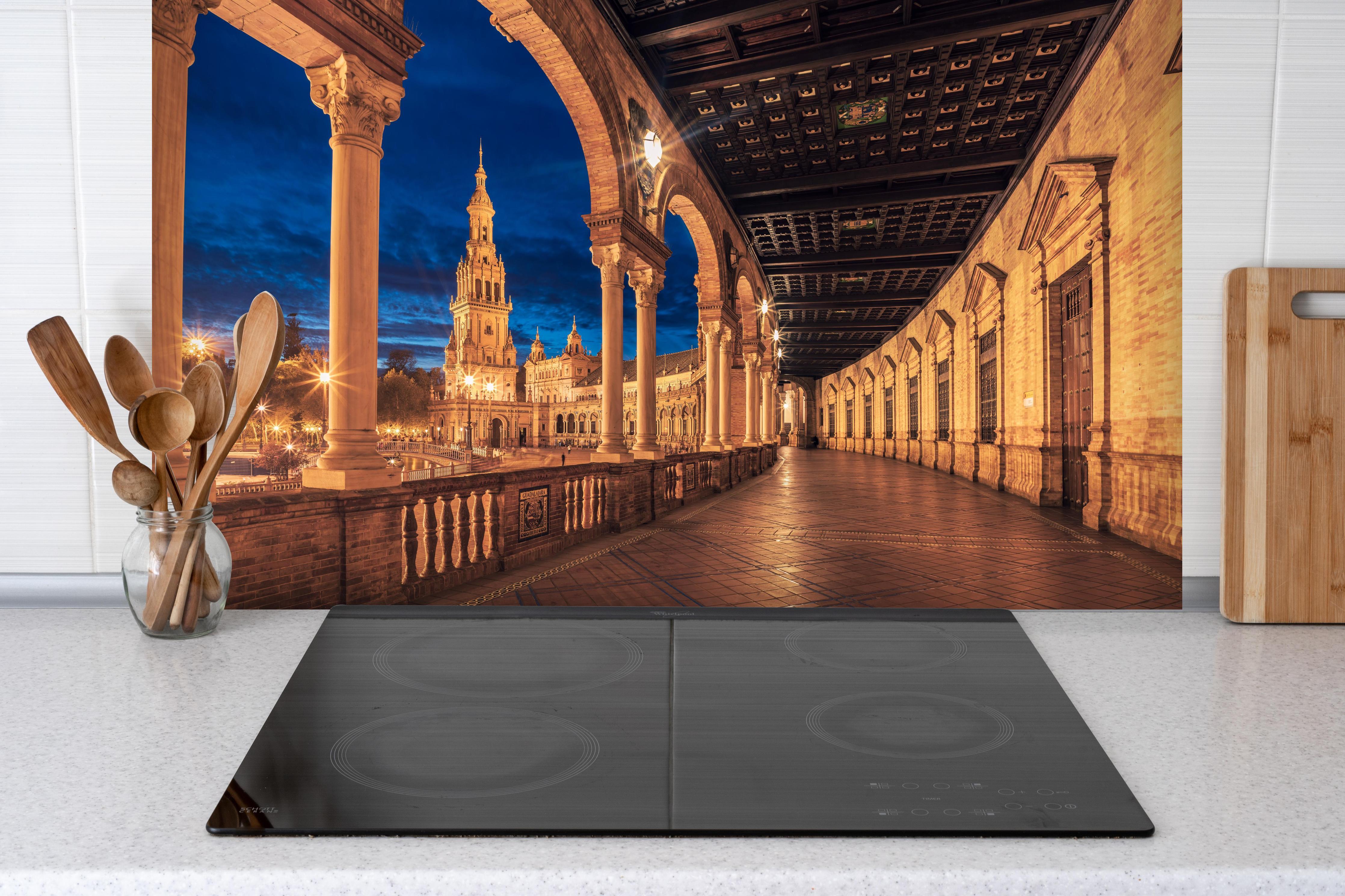 Spritzschutz - Plaza de Espana con Sevilla - Spanien hinter einem Cerankochfeld zwischen Holz-Kochutensilien