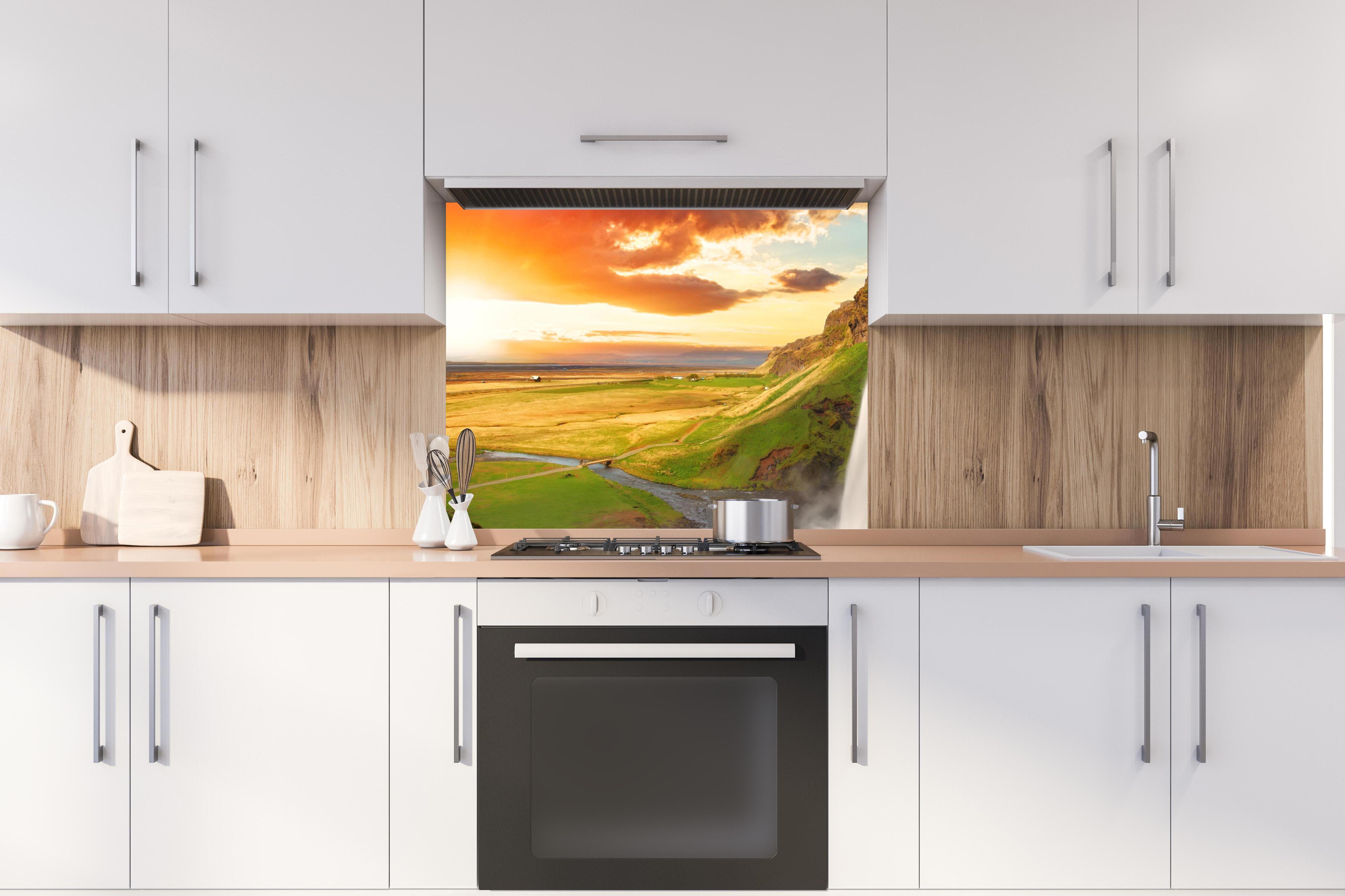 Spritzschutz - Seljalandsfoss Wasserfall bei Sonnenuntergang hinter stilvollem Gasherd unter Dunstabzugshaube