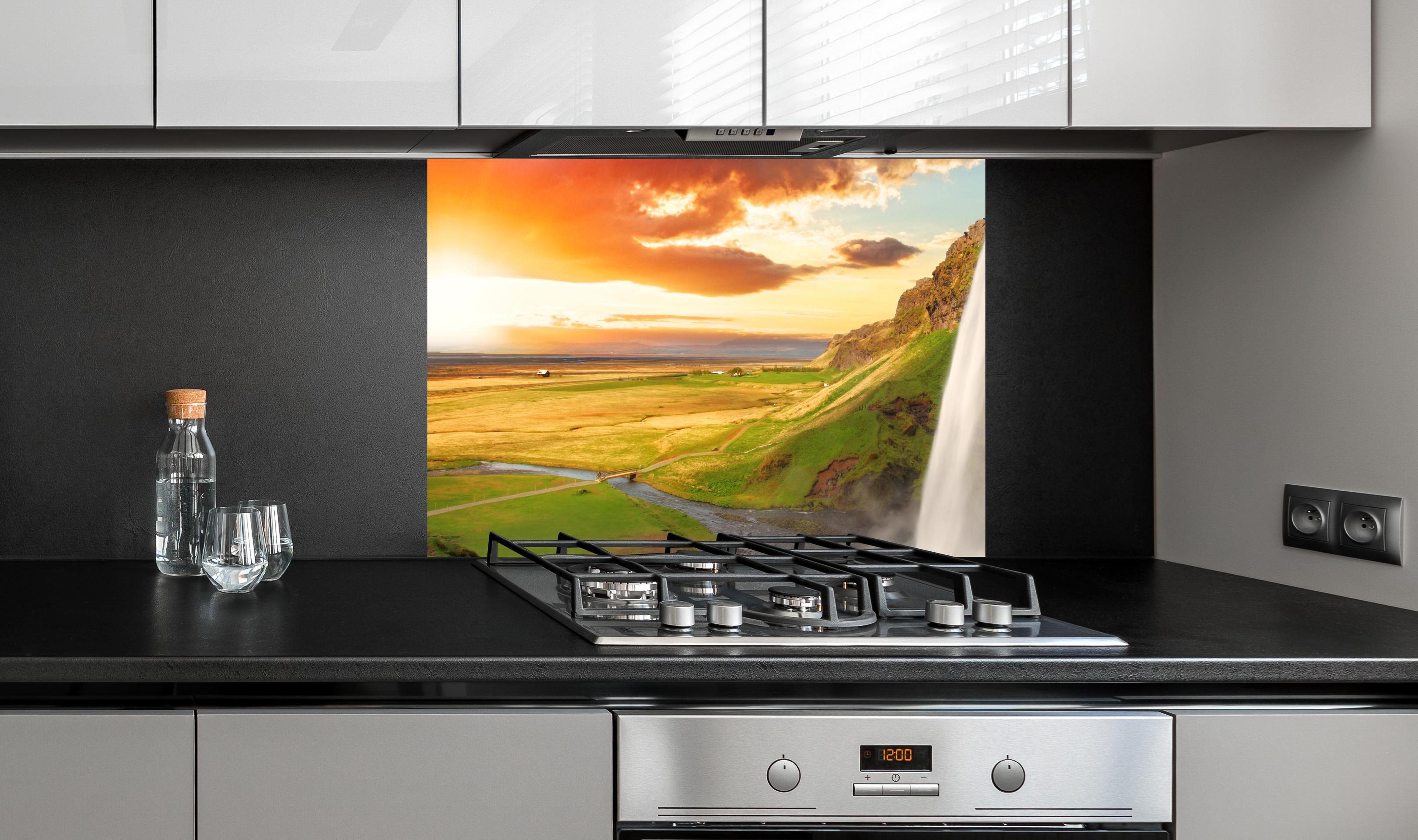 Spritzschutz - Seljalandsfoss Wasserfall bei Sonnenuntergang an edler Anthrazit-Wand hinter silbernem Gasherd