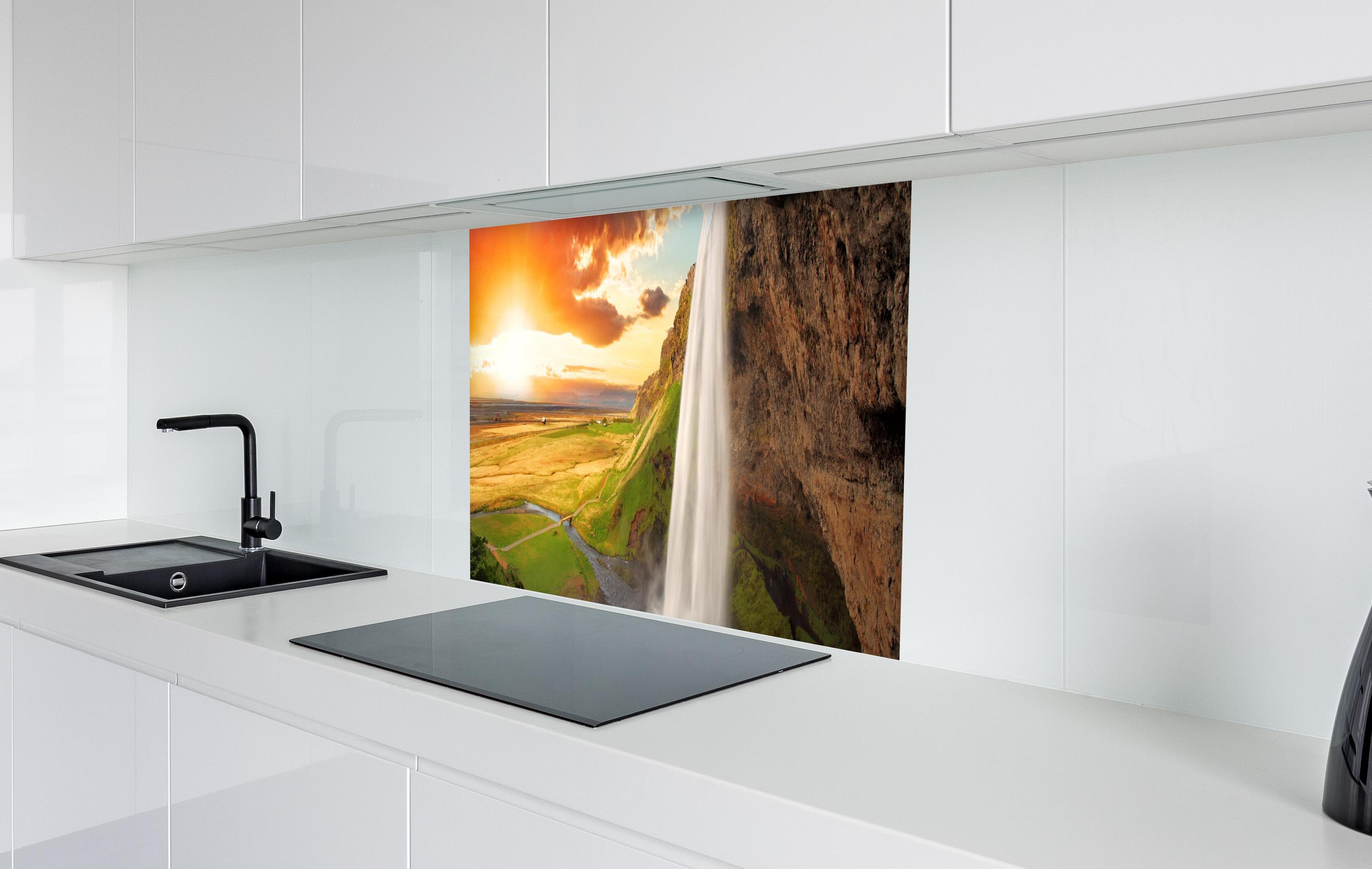 Spritzschutz - Seljalandsfoss Wasserfall bei Sonnenuntergang in weißer Hochglanz-Küche hinter einem Cerankochfeld